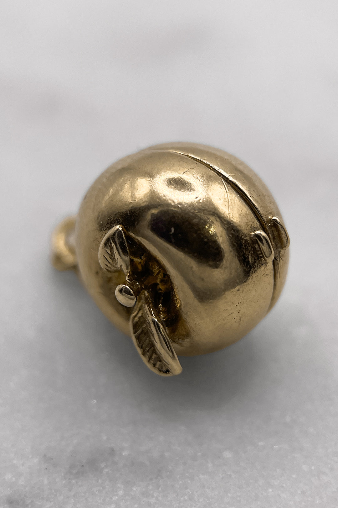 The Forbidden Fruit Opening Apple Vintage Charm (375 9ct gold, made in 1961)