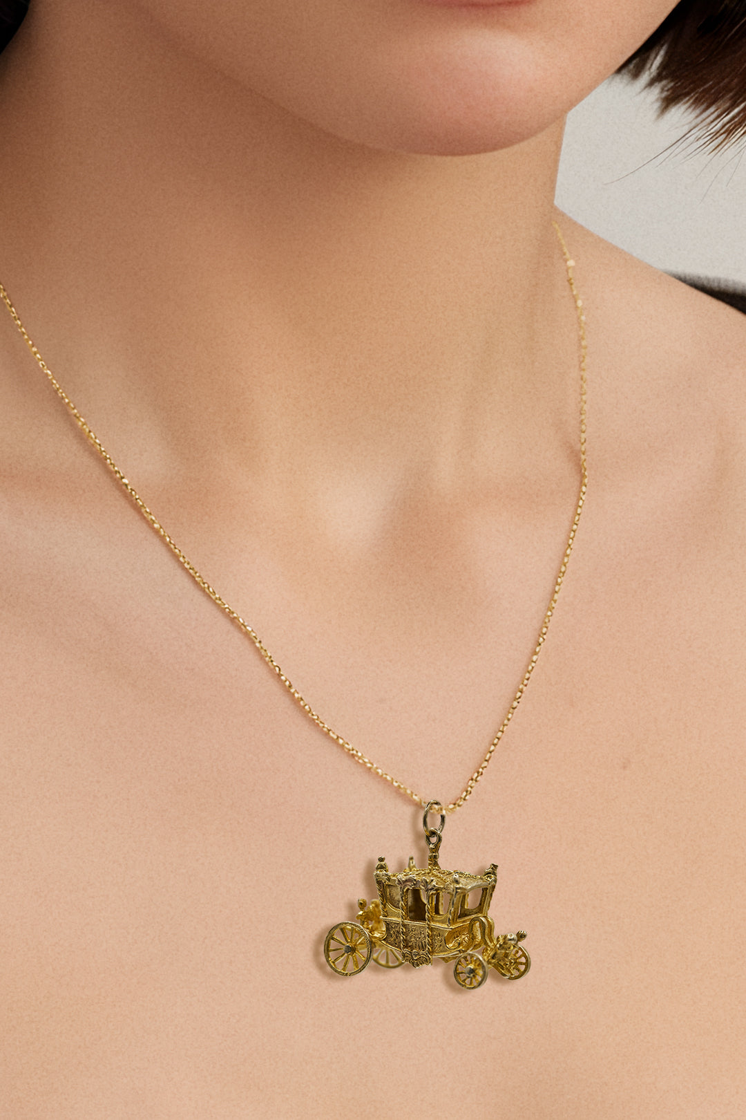 The Golden State Carriage of the British Royal Family Charm (375 9ct gold, made in 1963)