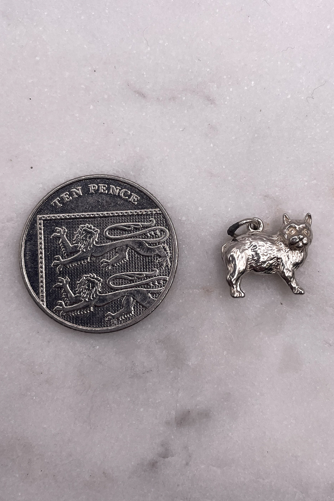 The Cat of the Family Cottage Vintage Charm (925 Sterling Silver, made circa 1950 - 1970)