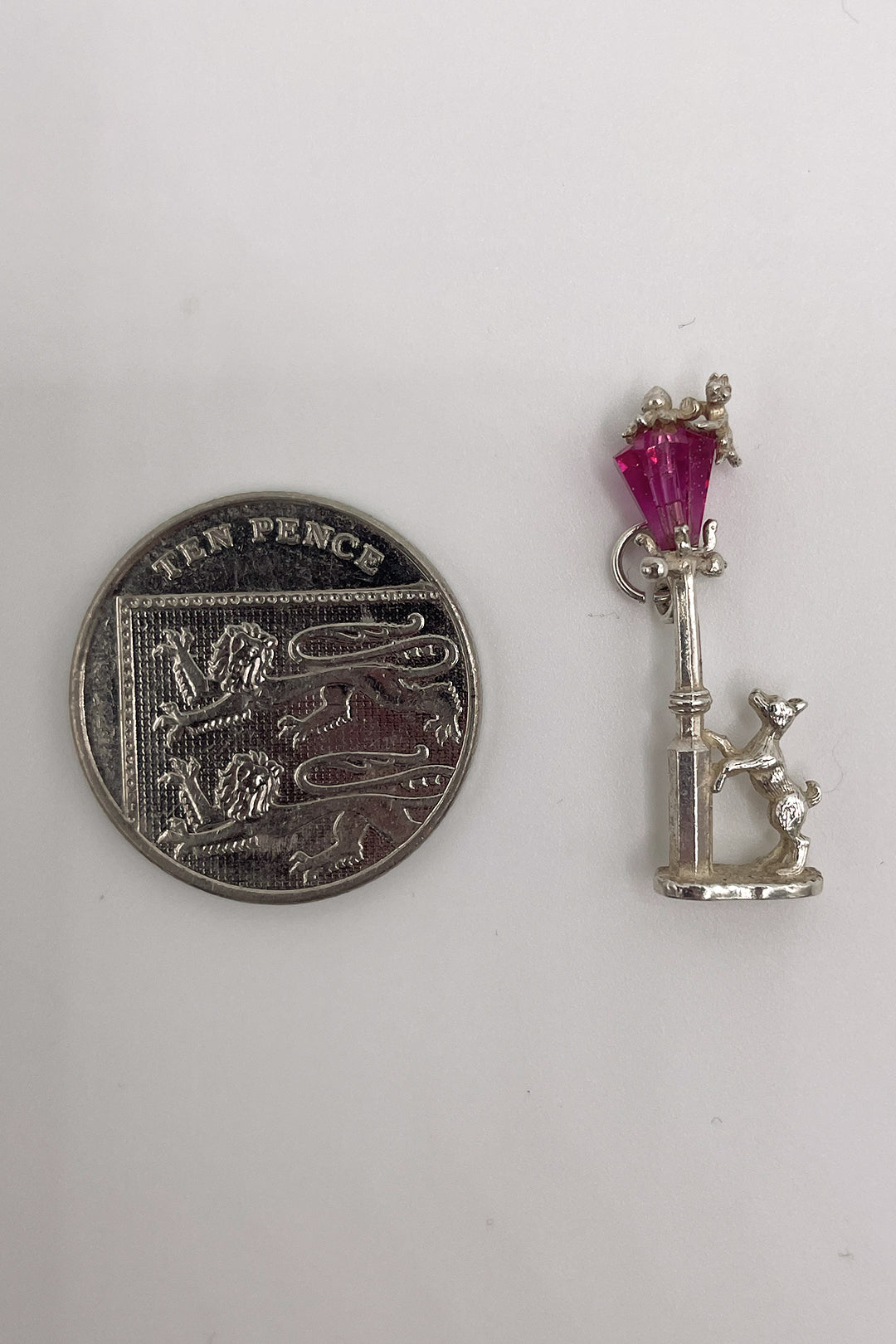 The Playing Cat and Dog at a Lamppost Vintage Charm (925 Sterling Silver made c 1950s - 1970s)