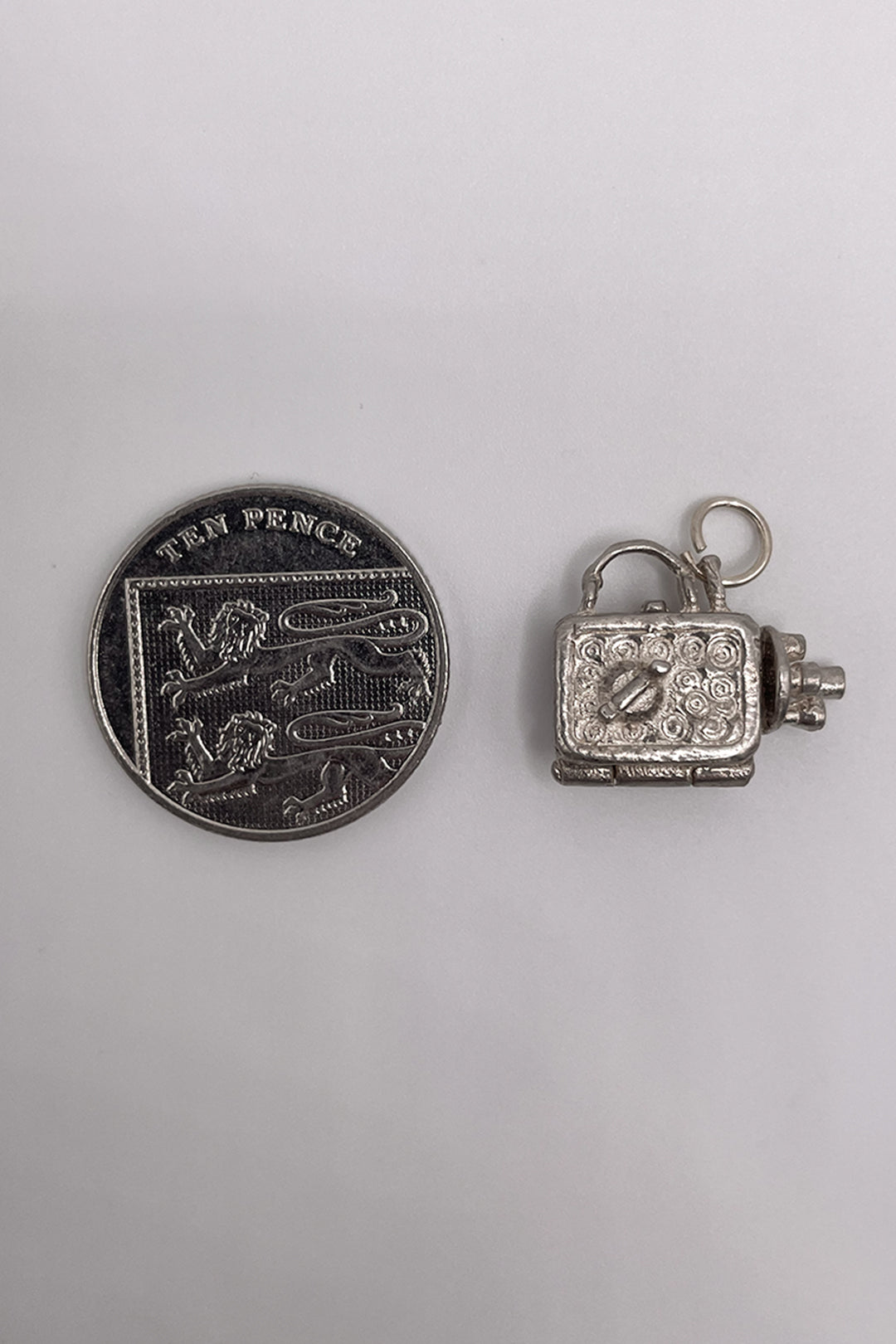 The Opening Hollywood Movie Camera with a Sunbathing Lady Inside Vintage Charm (925 Sterling Silver, made circa 1950 - 1970)