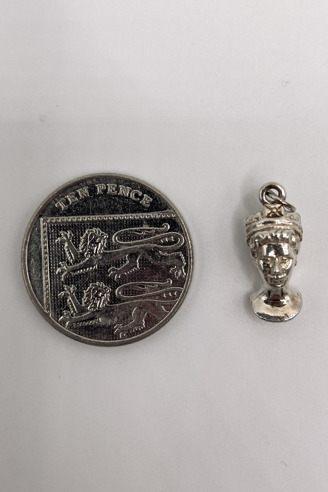 The Portrait Bust of Queen Elizabeth II Vintage Charm (925 Sterling Silver made in 1977 for the Queens Silver Jubilee)