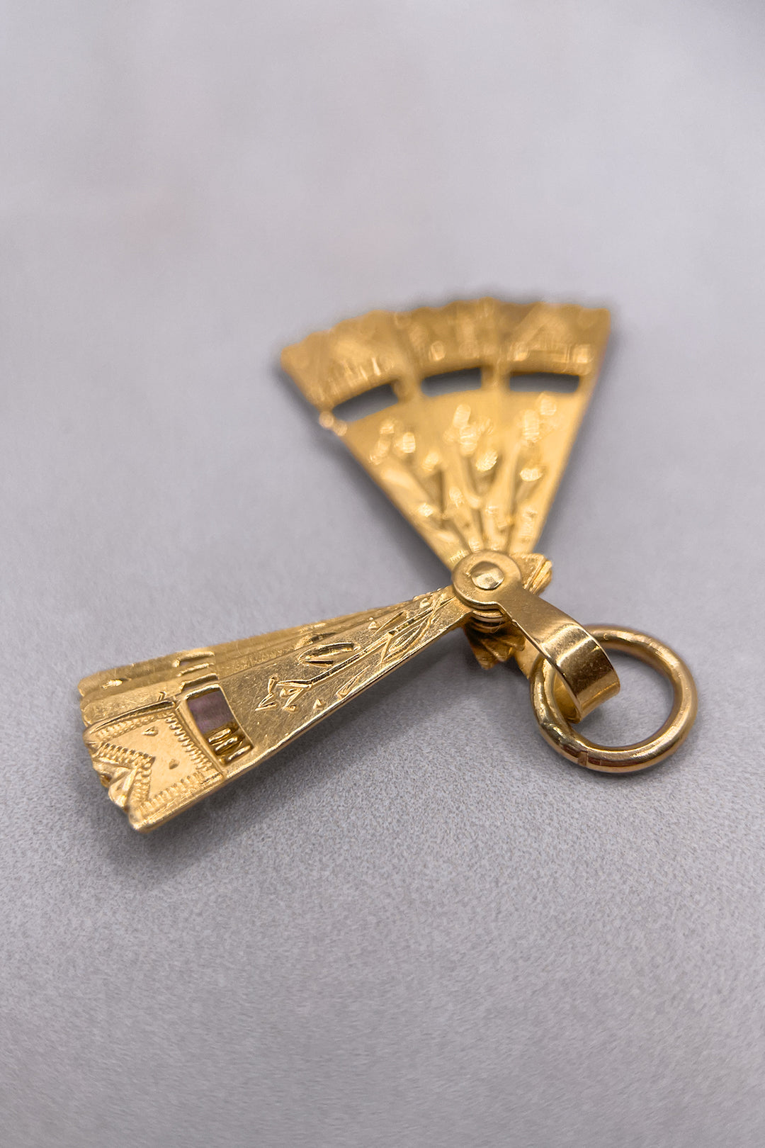 The Articulated Exotic Spanish Abanico Fan of Elegance Vintage Charm (375 9ct vintage gold)