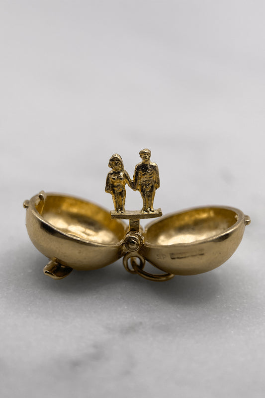 The Forbidden Fruit Opening Apple Vintage Charm (375 9ct gold, made in 1961)
