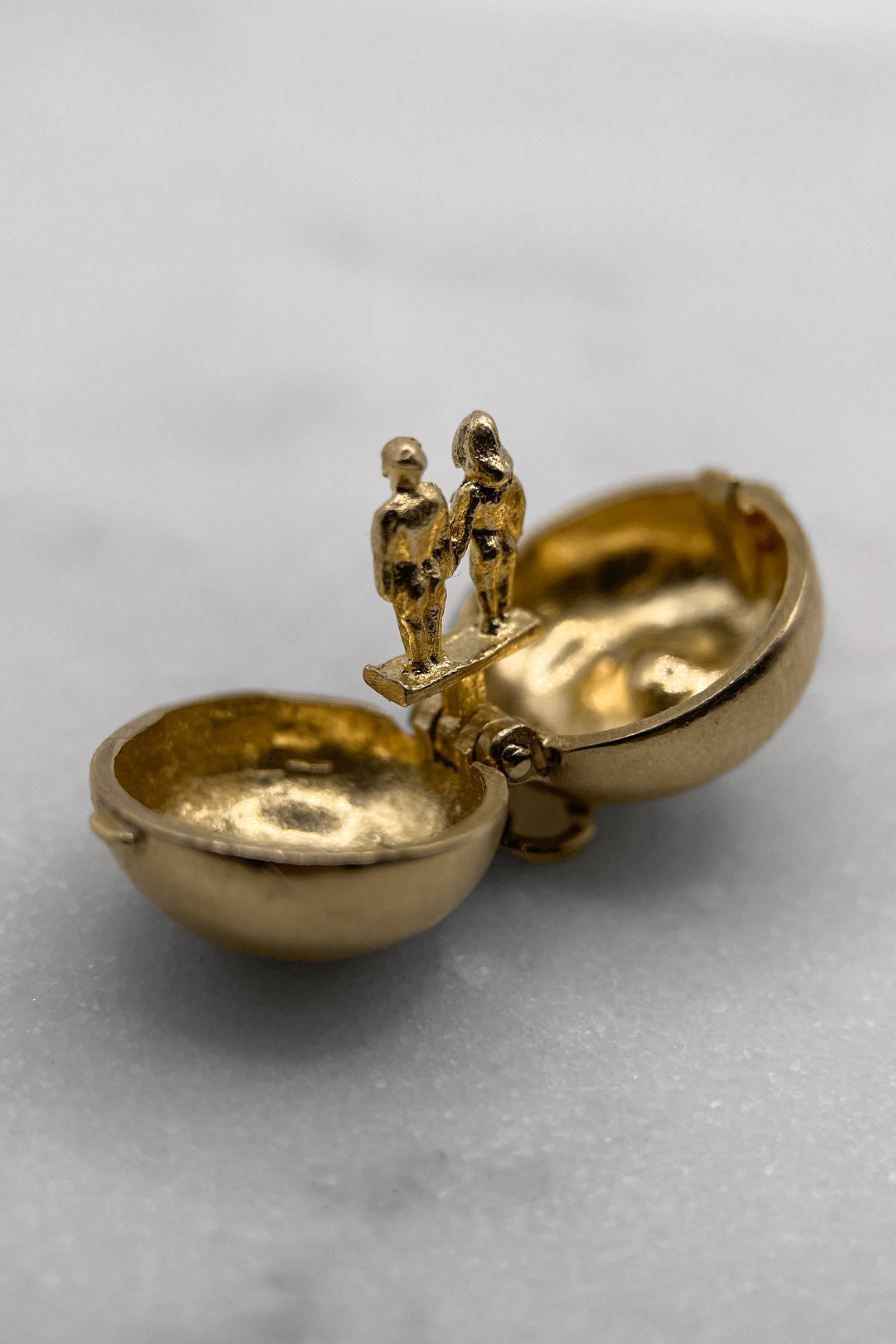 The Forbidden Fruit Opening Apple Vintage Charm (375 9ct gold, made in 1961)