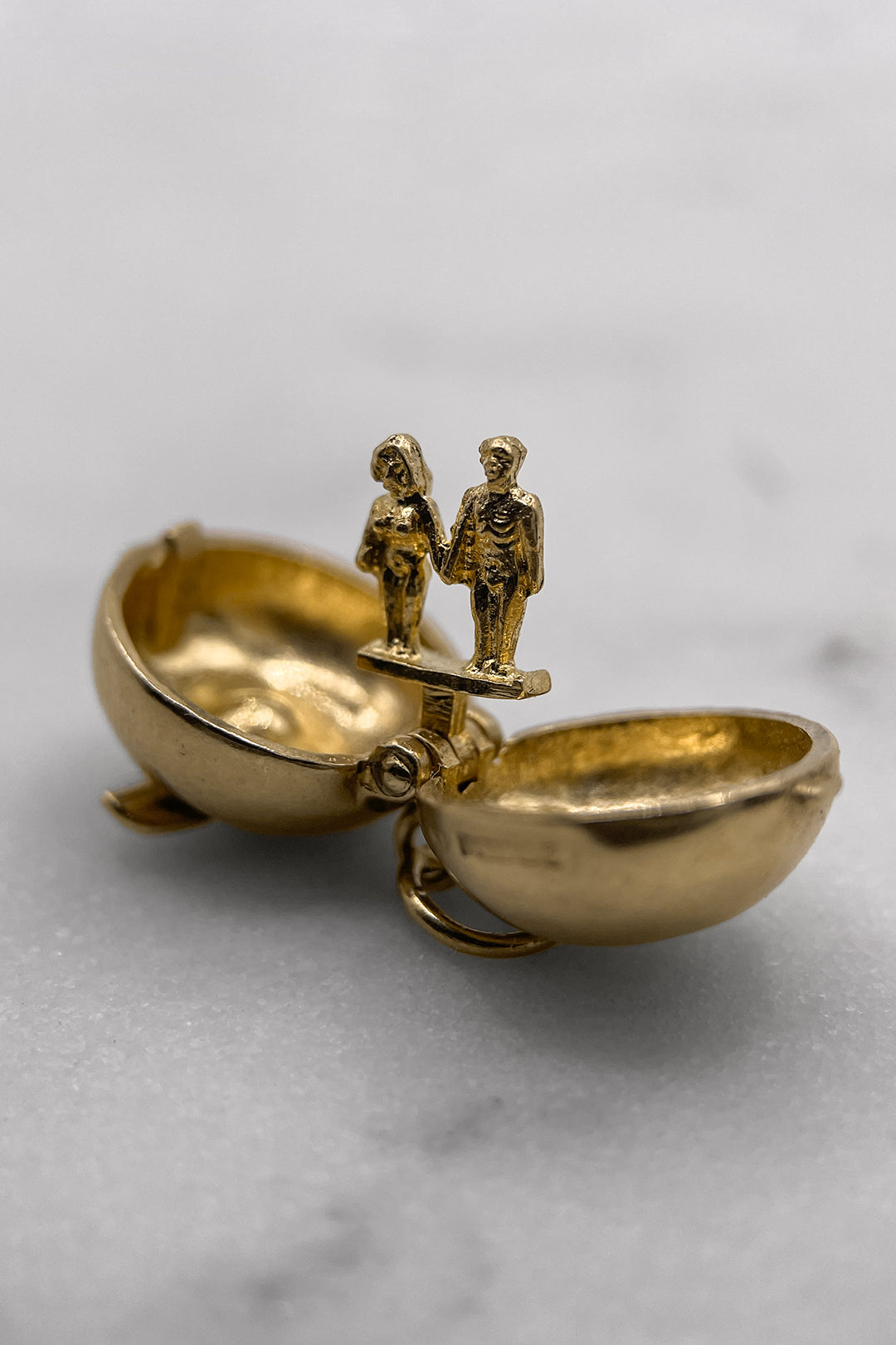 The Forbidden Fruit Opening Apple Vintage Charm (375 9ct gold, made in 1961)