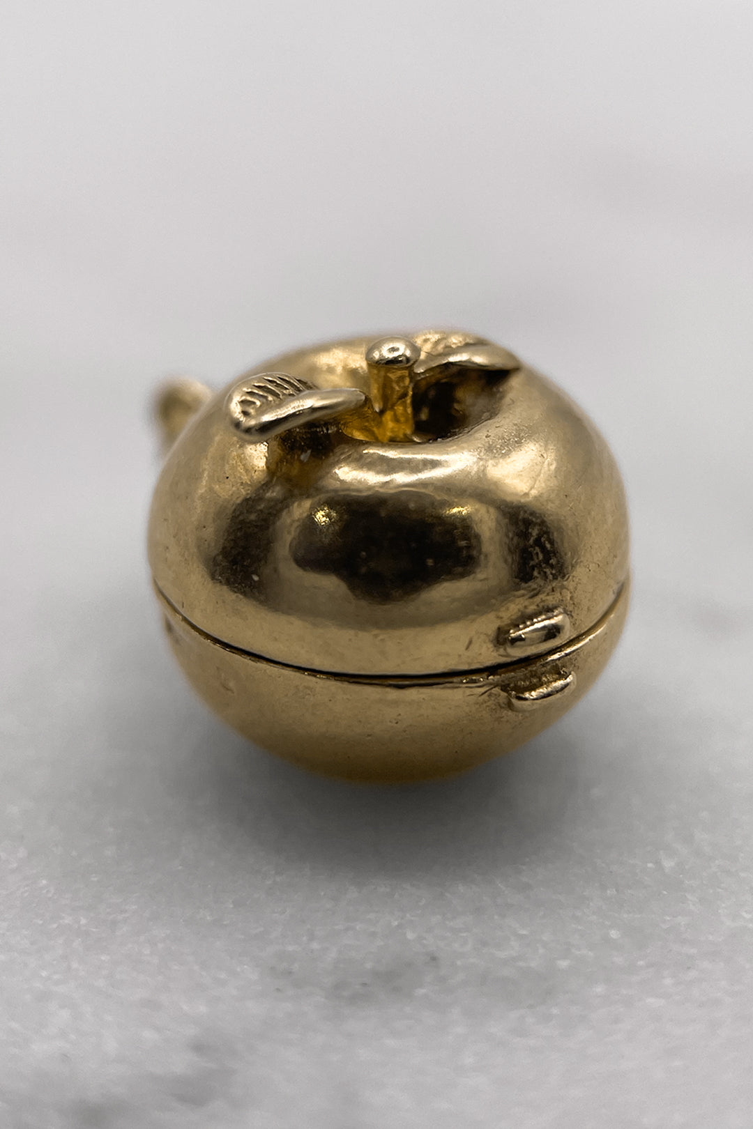 The Forbidden Fruit Opening Apple Vintage Charm (375 9ct gold, made in 1961)