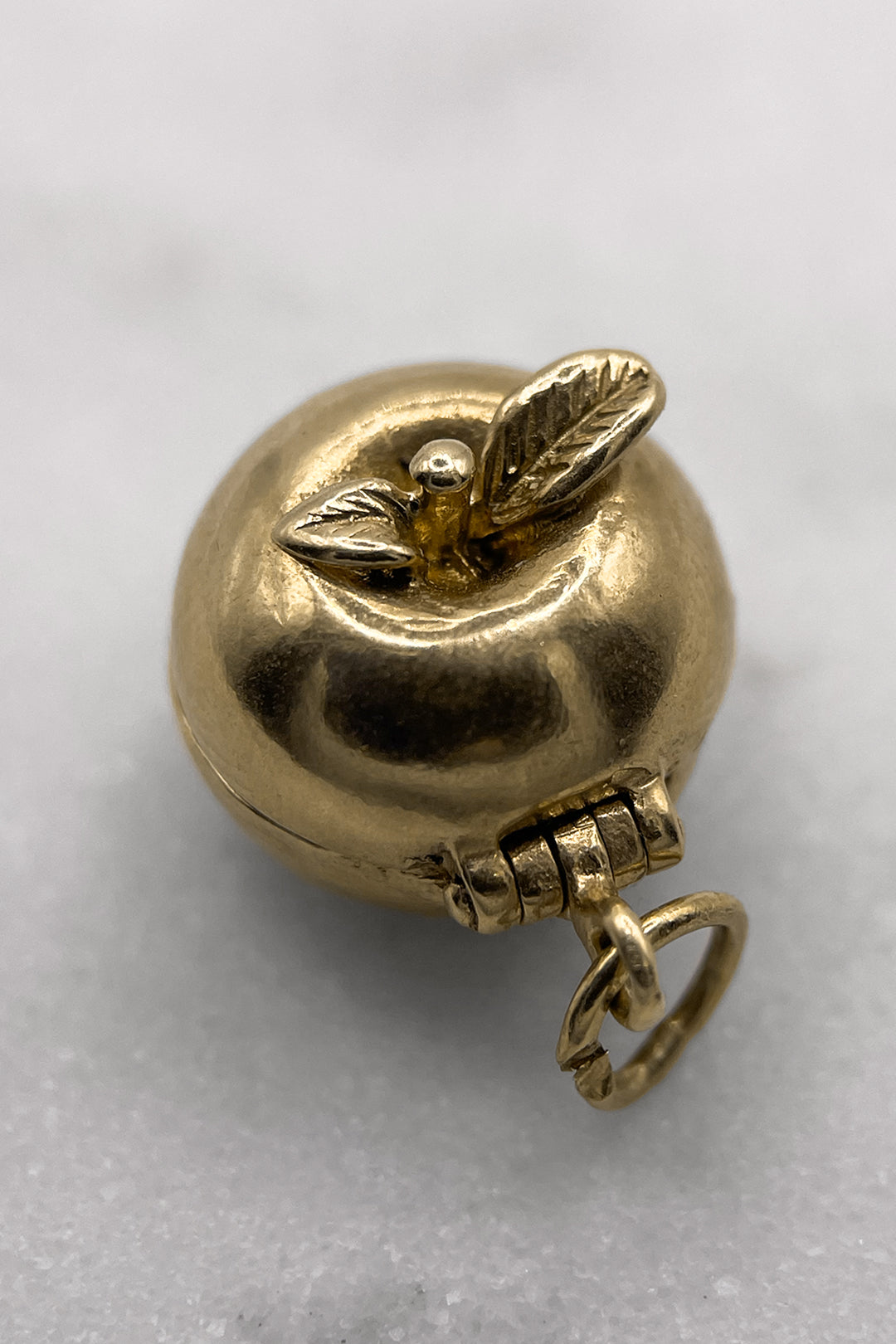 The Forbidden Fruit Opening Apple Vintage Charm (375 9ct gold, made in 1961)