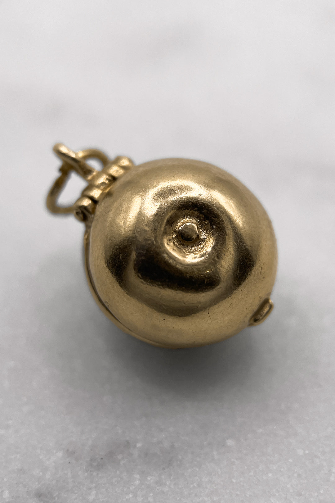 The Forbidden Fruit Opening Apple Vintage Charm (375 9ct gold, made in 1961)