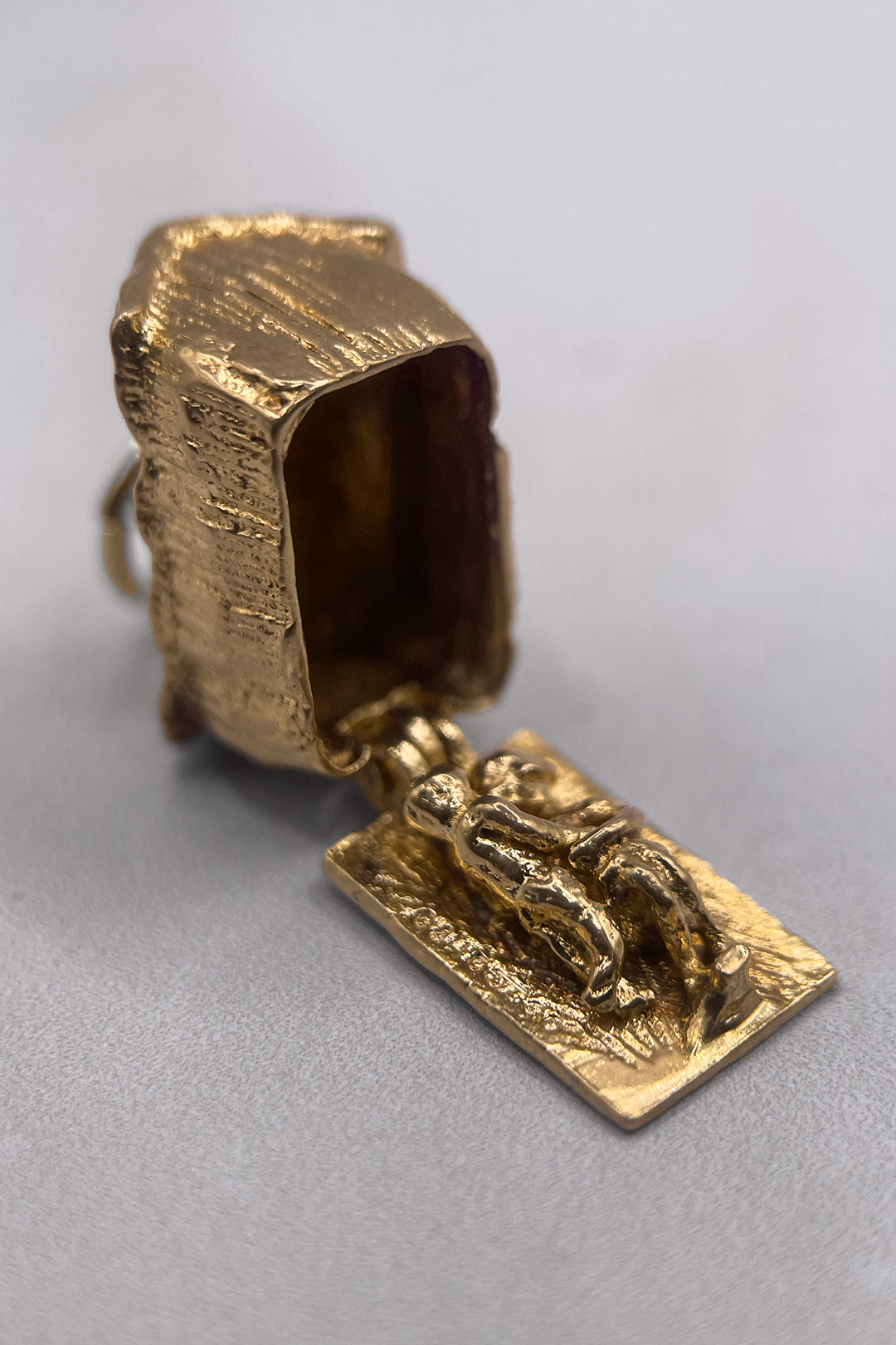 The Lovers Secret Haystack Opening Vintage Heavy Charm (375 9ct gold, made in 1970)