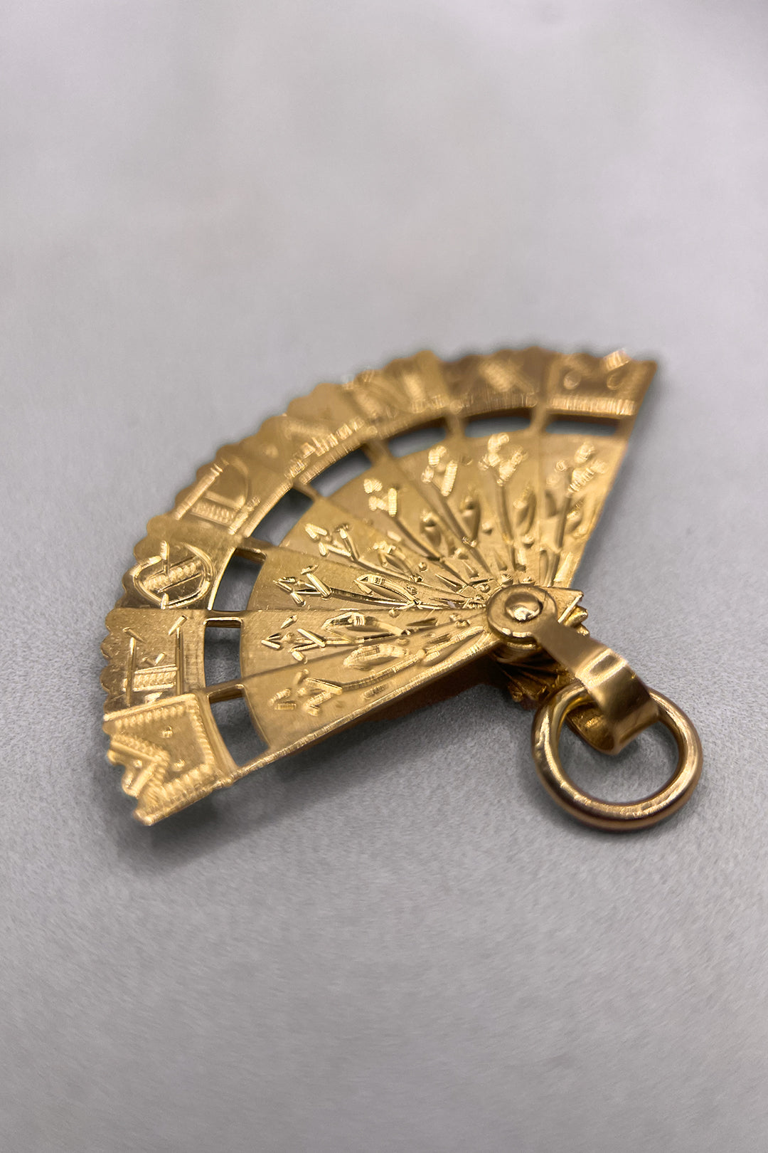 The Articulated Exotic Spanish Abanico Fan of Elegance Vintage Charm (375 9ct vintage gold)