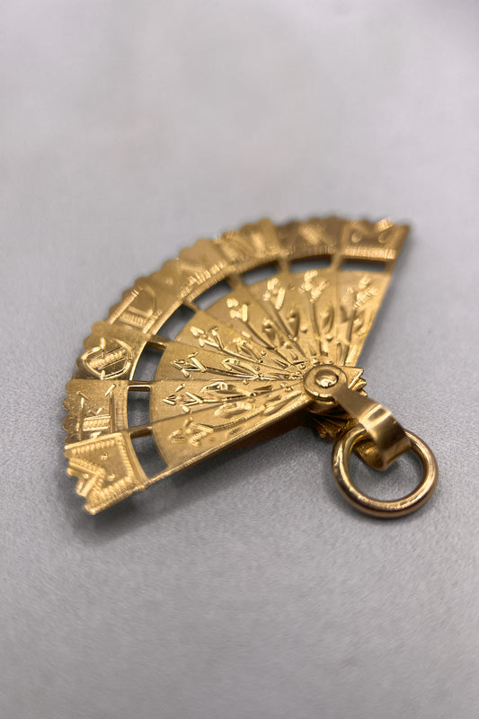 The Articulated Exotic Spanish Abanico Fan of Elegance Vintage Charm (375 9ct vintage gold)