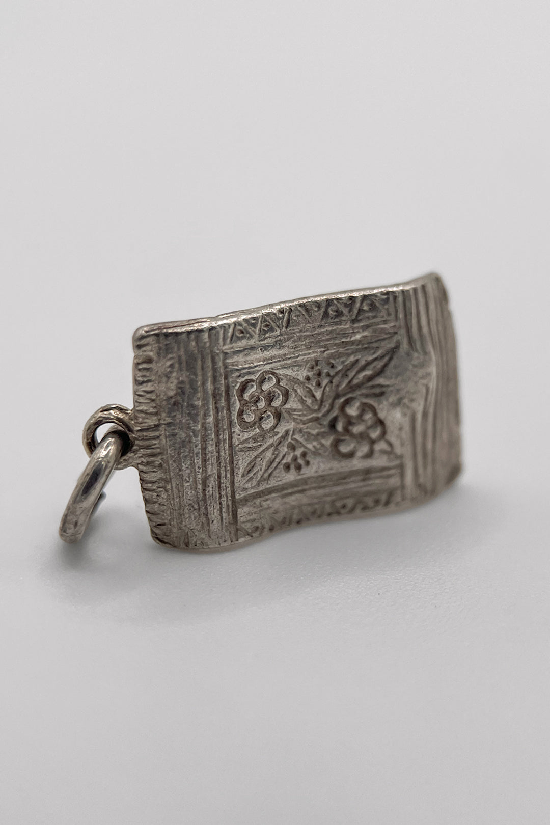 The Magical Floating Carpet of Aladdin Vintage Charm (925 Sterling Silver, made circa 1950 - 1970)