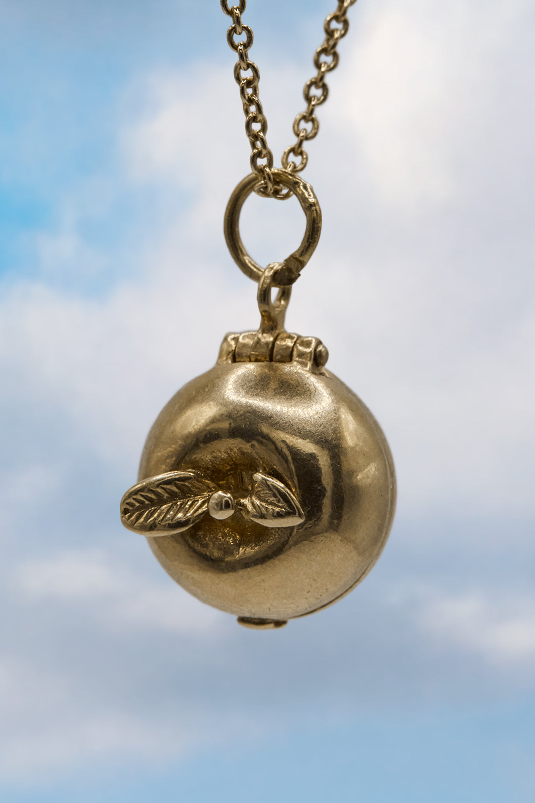 The Forbidden Fruit Opening Apple Vintage Charm (375 9ct gold, made in 1961)