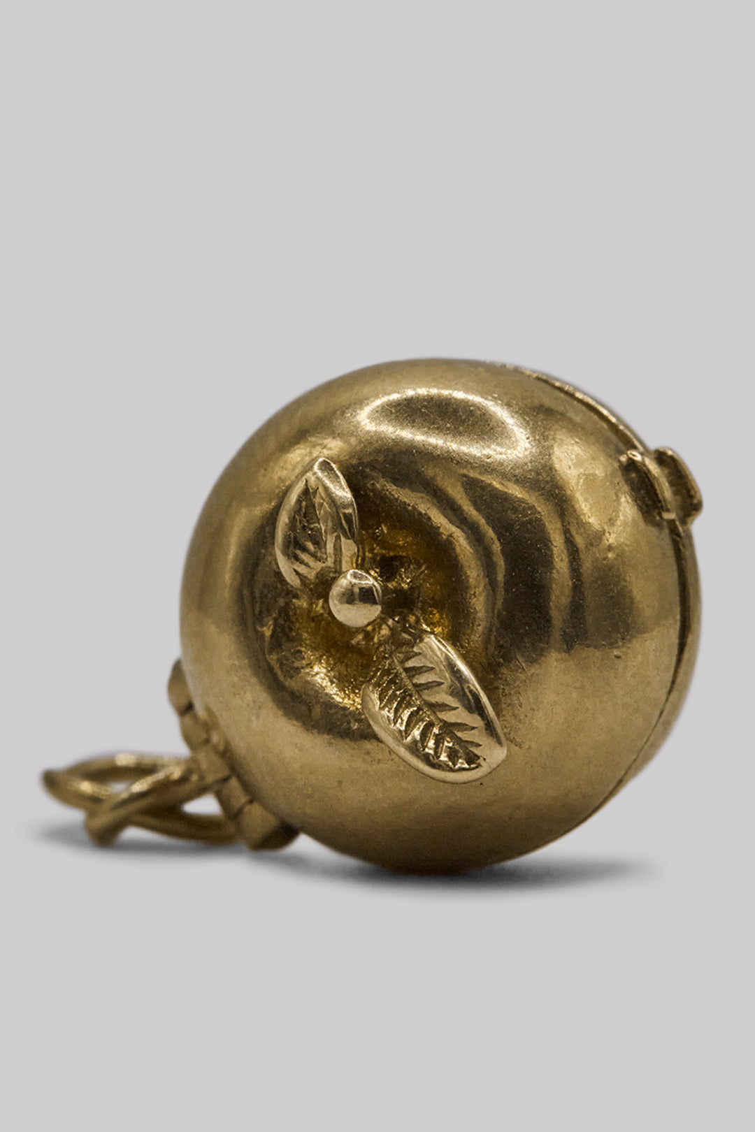 The Forbidden Fruit Opening Apple Vintage Charm (375 9ct gold, made in 1961)