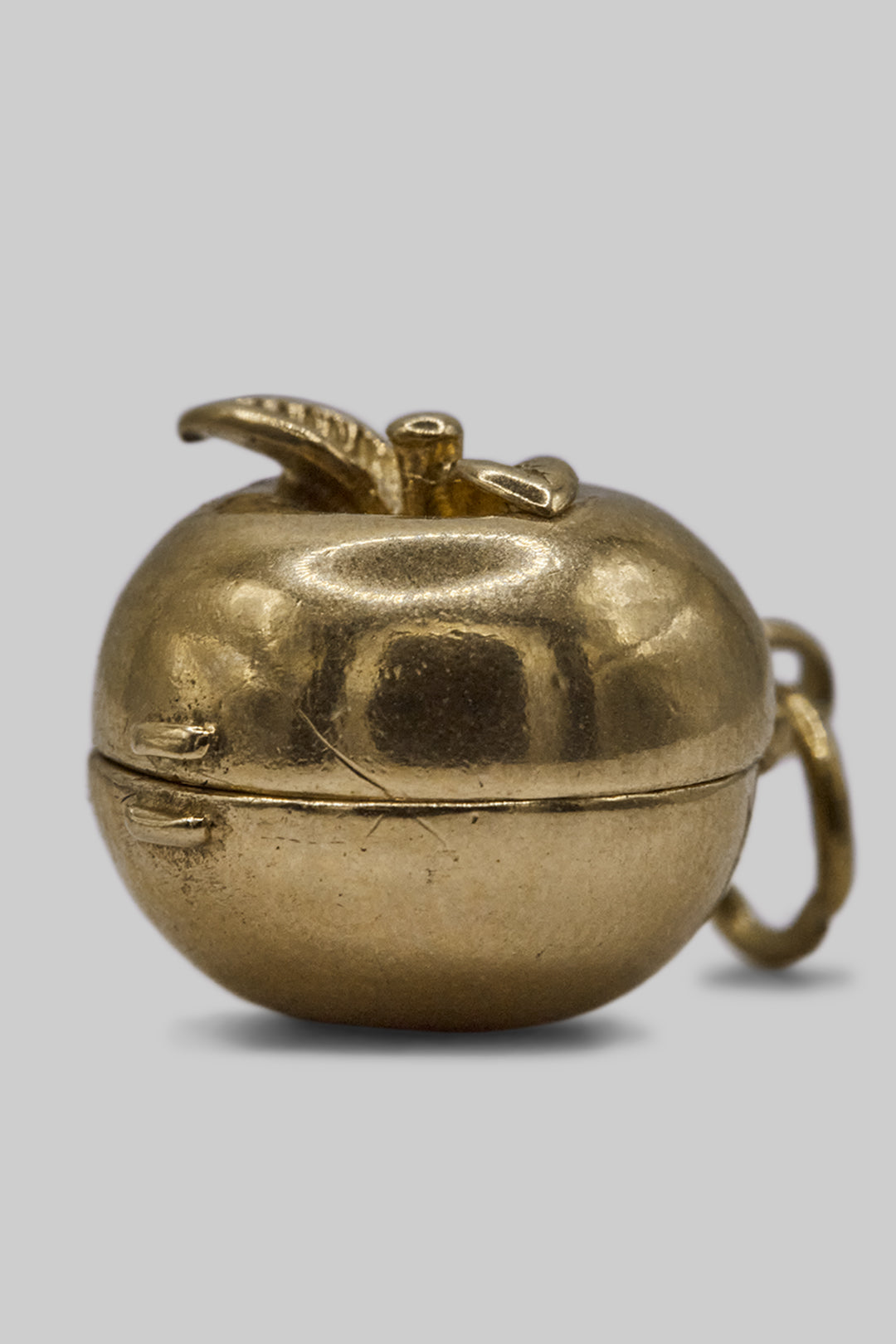 The Forbidden Fruit Opening Apple Vintage Charm (375 9ct gold, made in 1961)