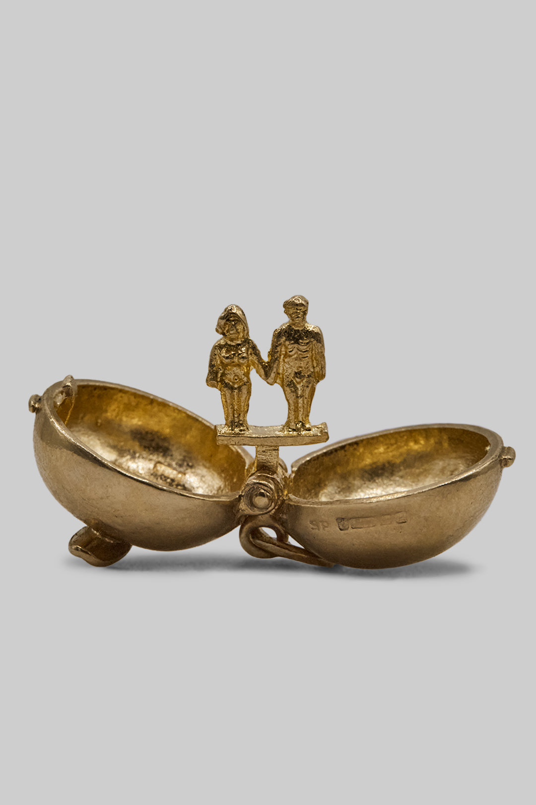 The Forbidden Fruit Opening Apple Vintage Charm (375 9ct gold, made in 1961)