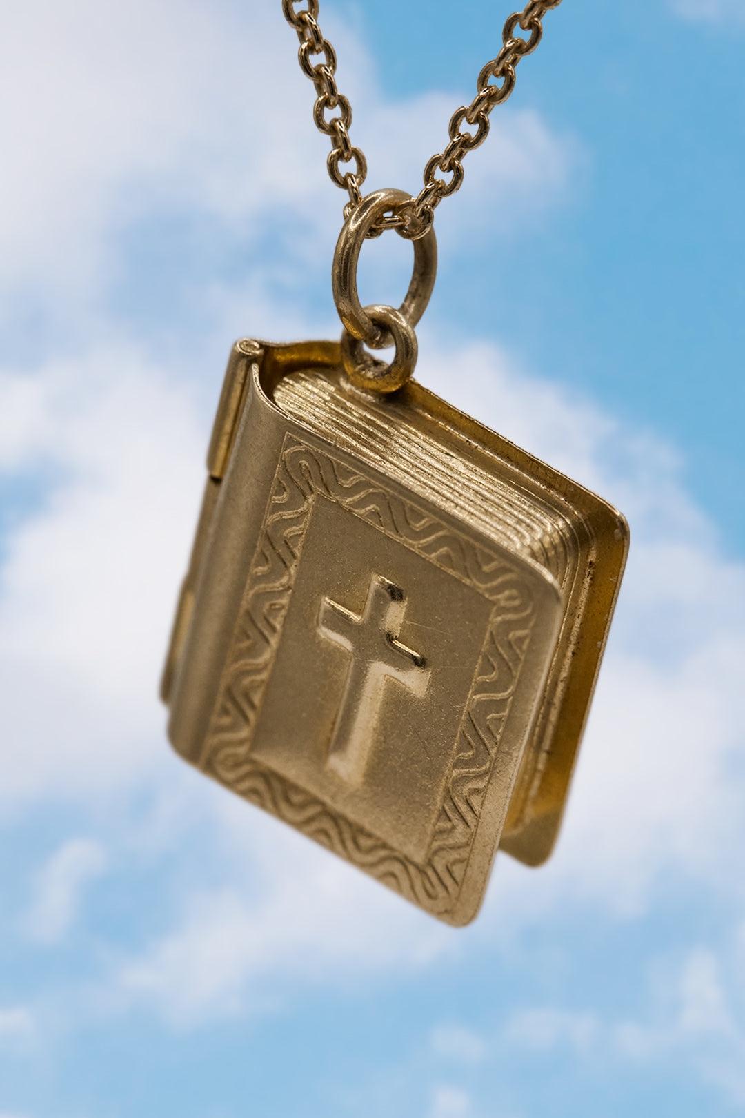 The Golden Opening Holy Bible Charm (375 9ct gold, made in 1971)