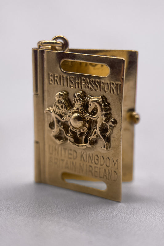 The Globetrotters Passport to Adventure Opening Locket Vintage Charm (375 9ct gold, made in 1980)