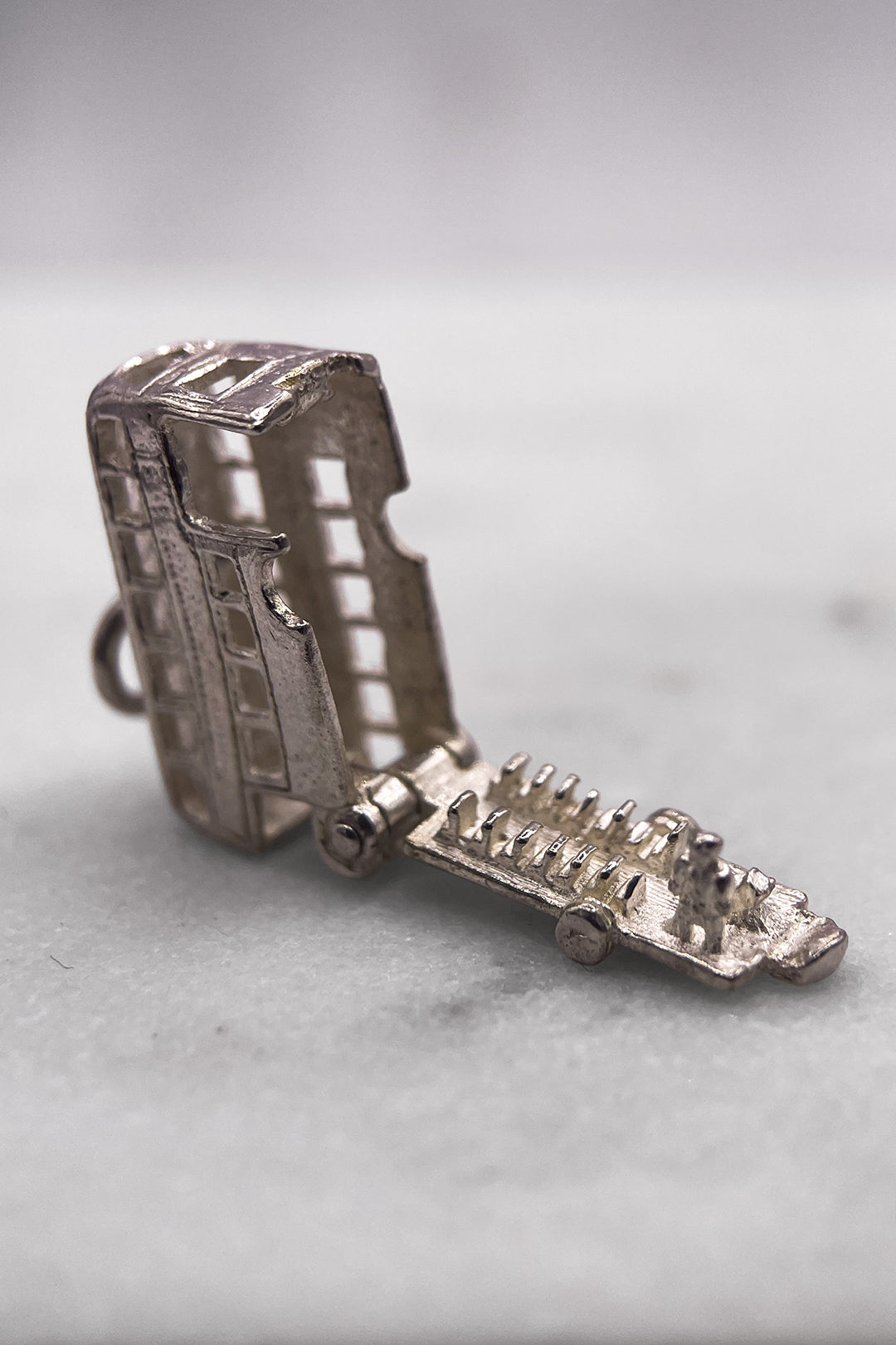 The Double Decker Bus of the Busy Streets of London Opening Vintage Charm (925 Sterling Silver, made circa 1950 - 1970)