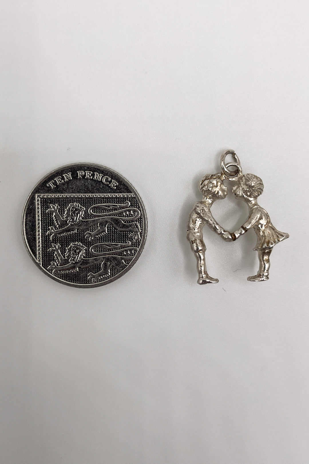 The Romantic Young Lovers Vintage Charm (925 Sterling Silver, made circa 1950 - 1970)