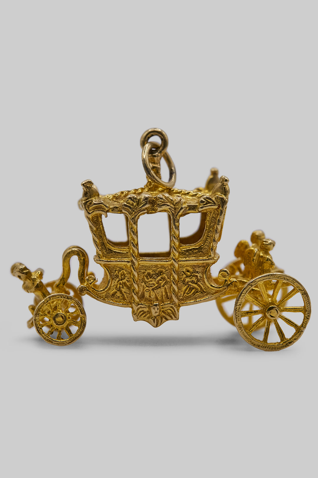 The Golden State Carriage of the British Royal Family Charm (375 9ct gold, made in 1963)