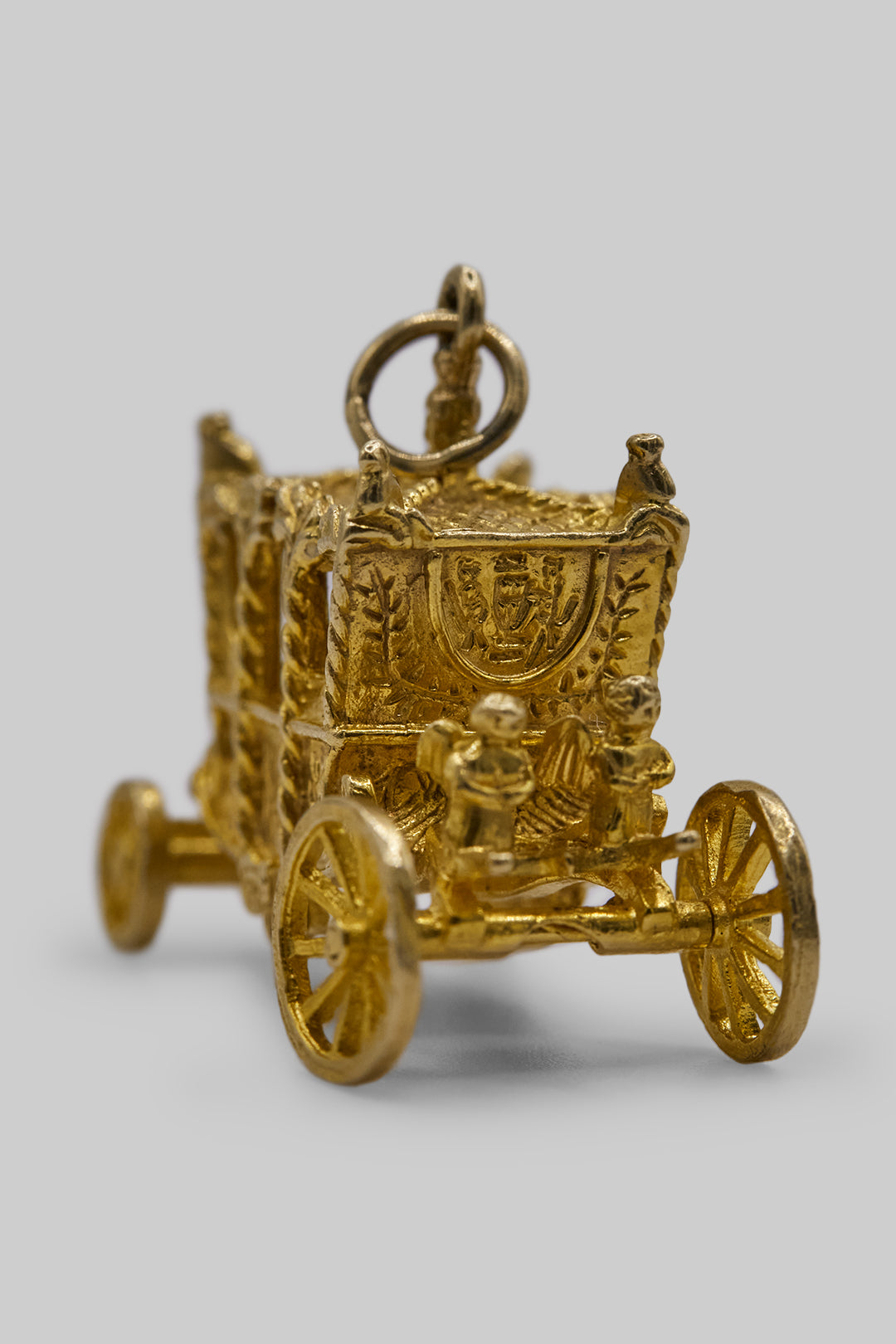 The Golden State Carriage of the British Royal Family Charm (375 9ct gold, made in 1963)