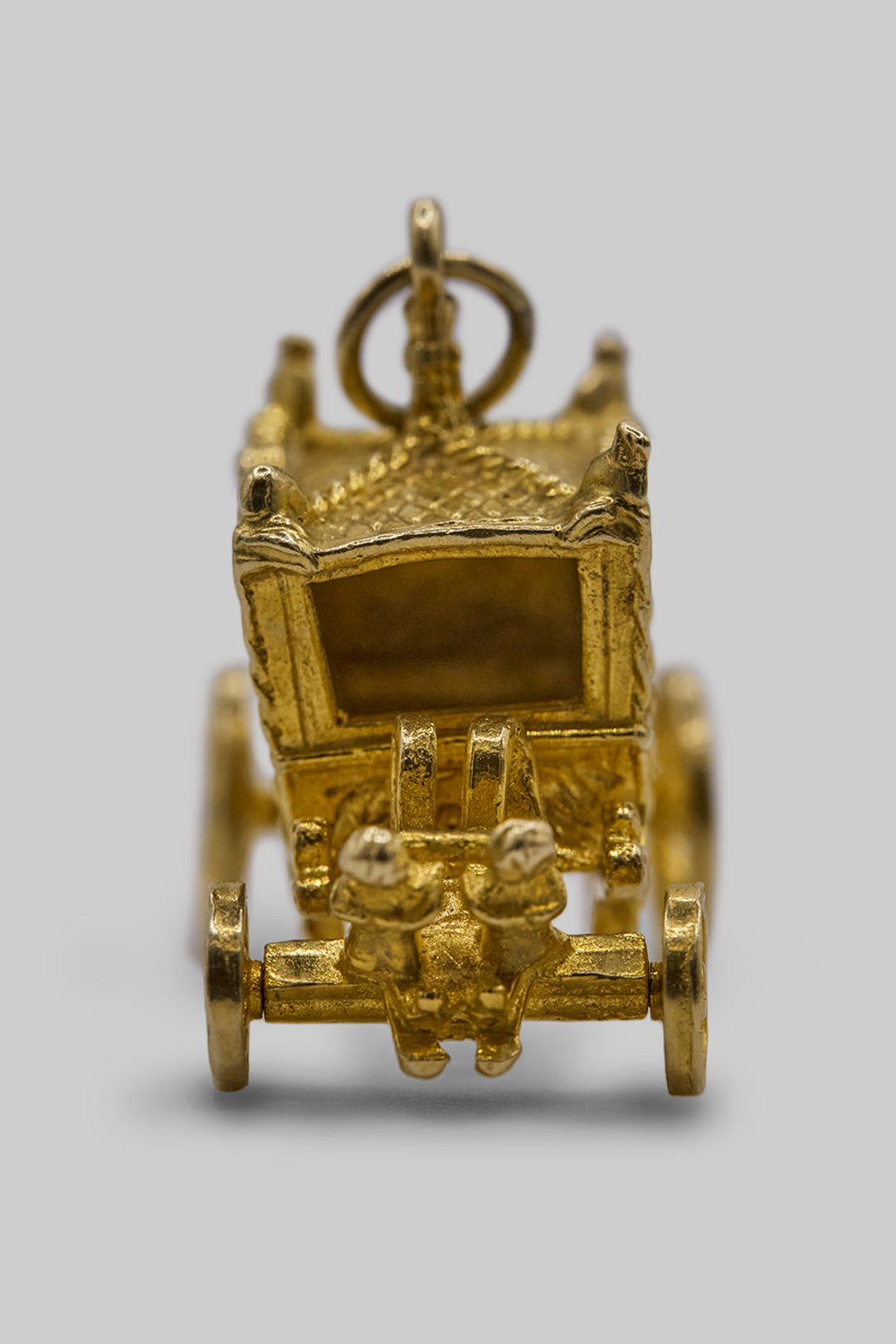 The Golden State Carriage of the British Royal Family Charm (375 9ct gold, made in 1963)