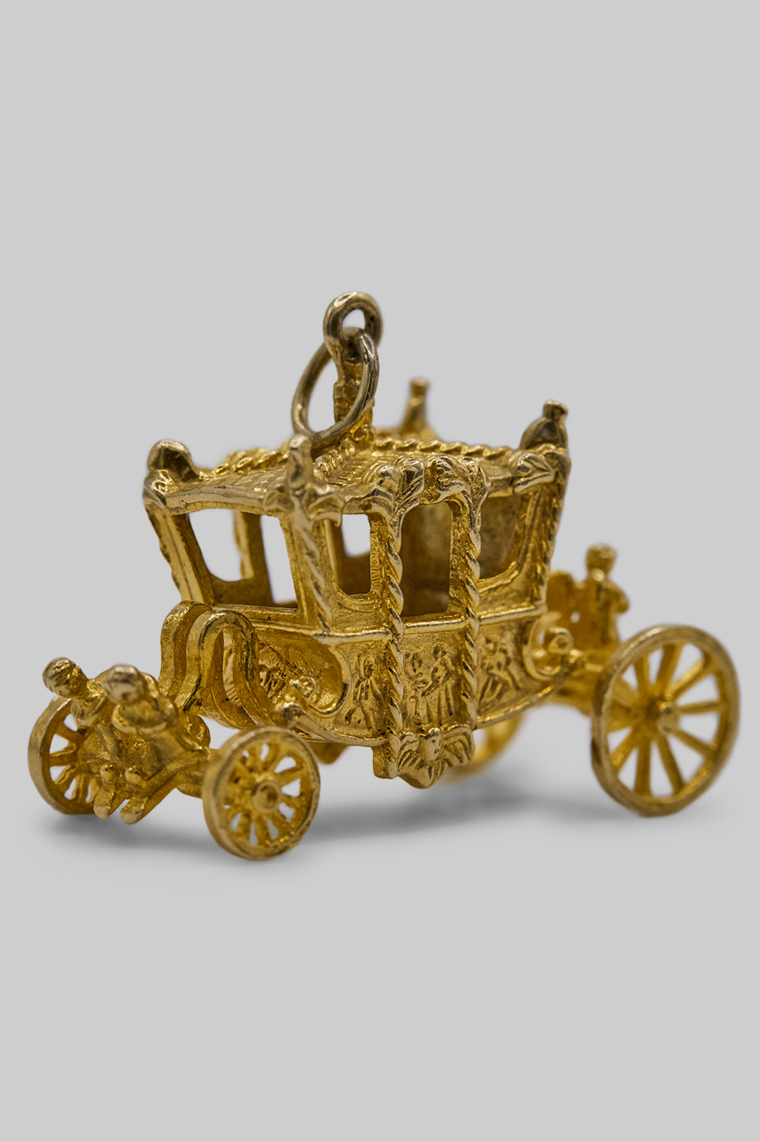 The Golden State Carriage of the British Royal Family Charm (375 9ct gold, made in 1963)