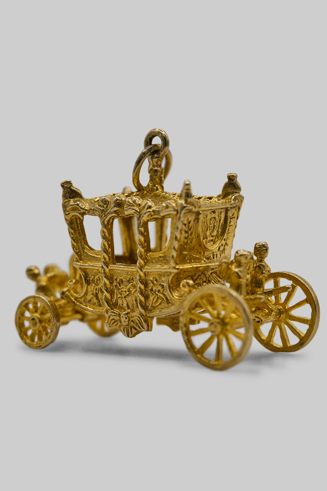The Golden State Carriage of the British Royal Family Charm (375 9ct gold, made in 1963)