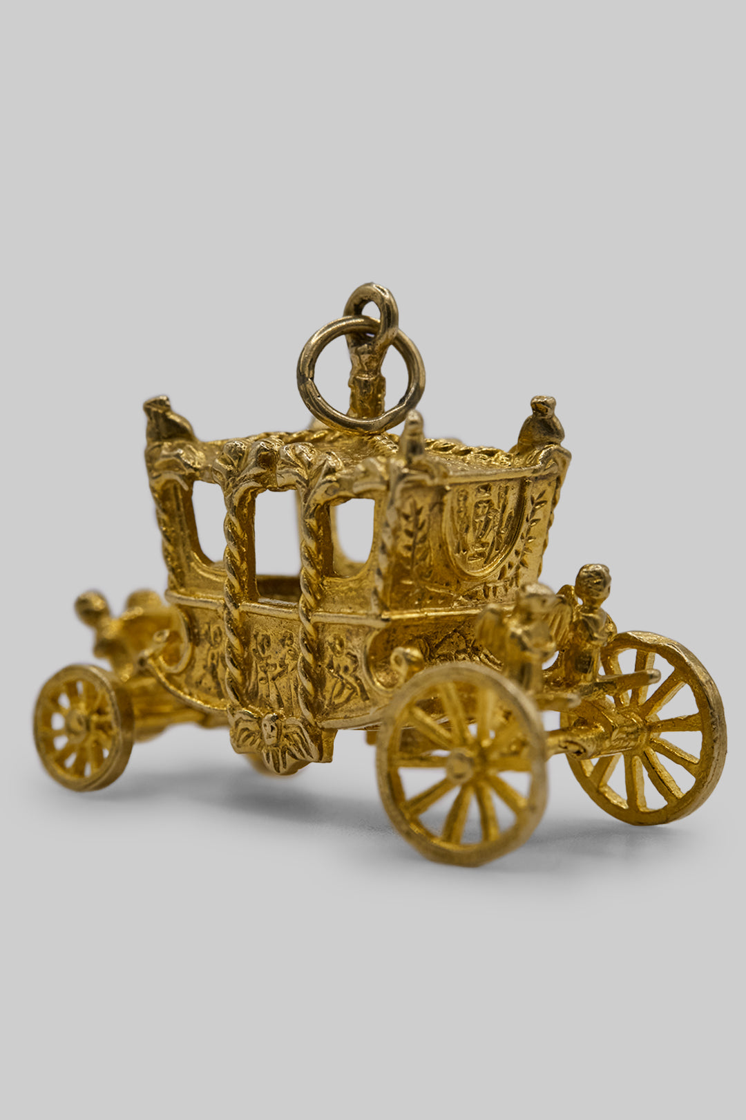 The Golden State Carriage of the British Royal Family Charm (375 9ct gold, made in 1963)