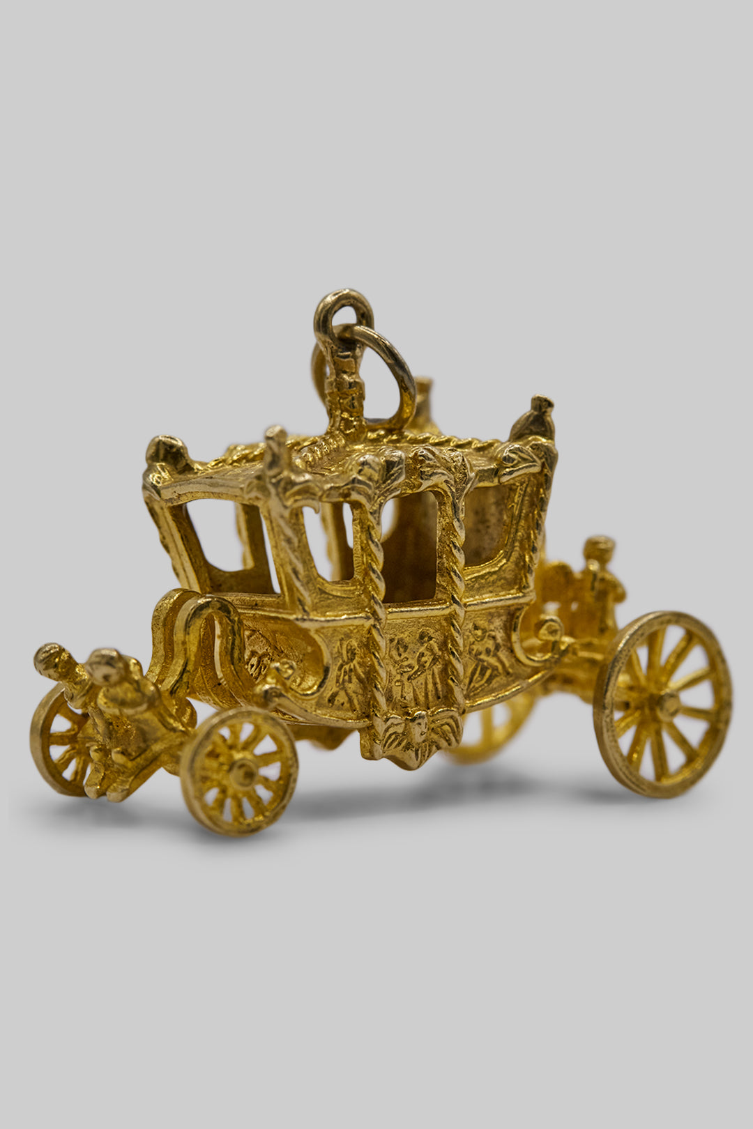 The Golden State Carriage of the British Royal Family Charm (375 9ct gold, made in 1963)
