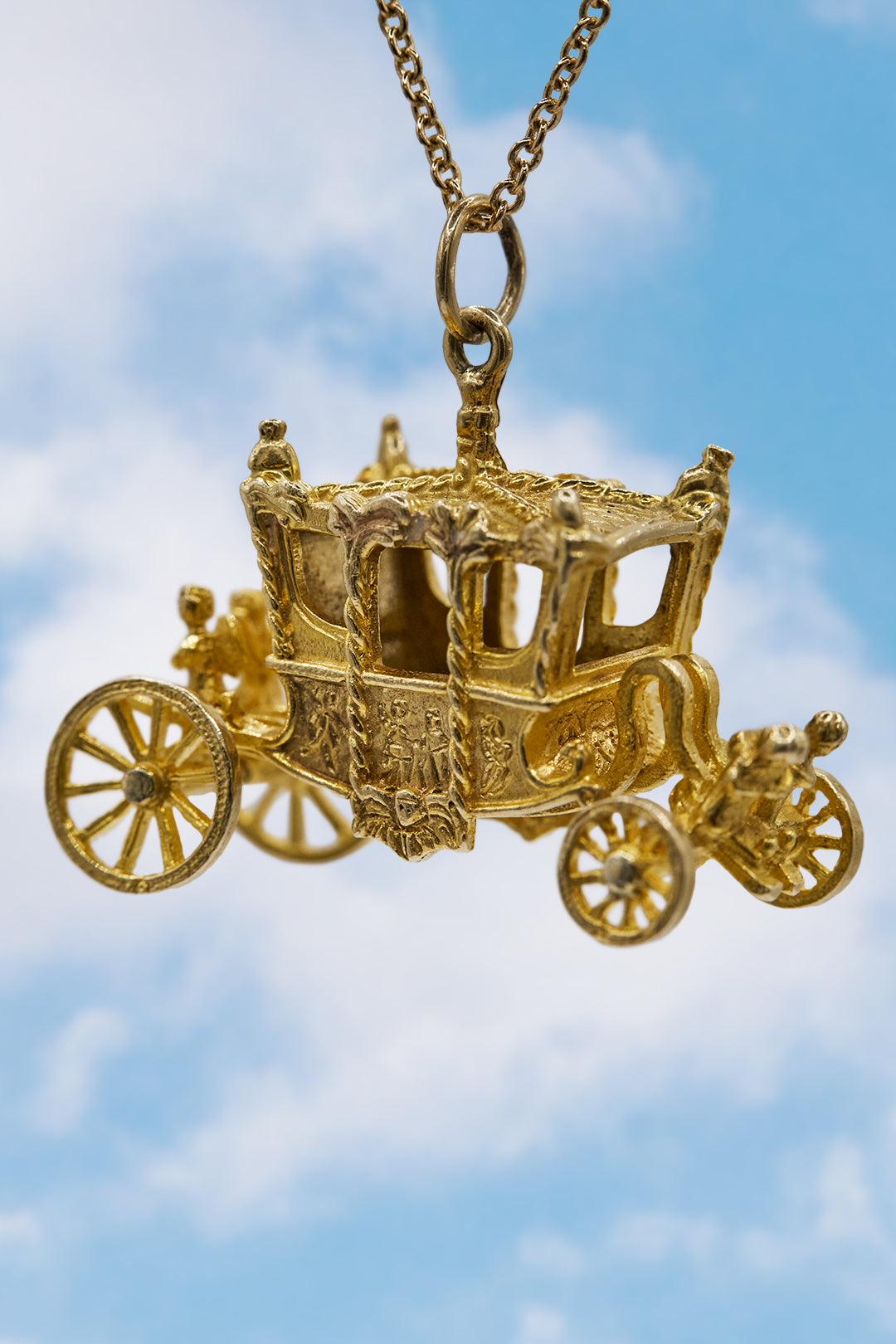 The Golden State Carriage of the British Royal Family Charm (375 9ct gold, made in 1963)