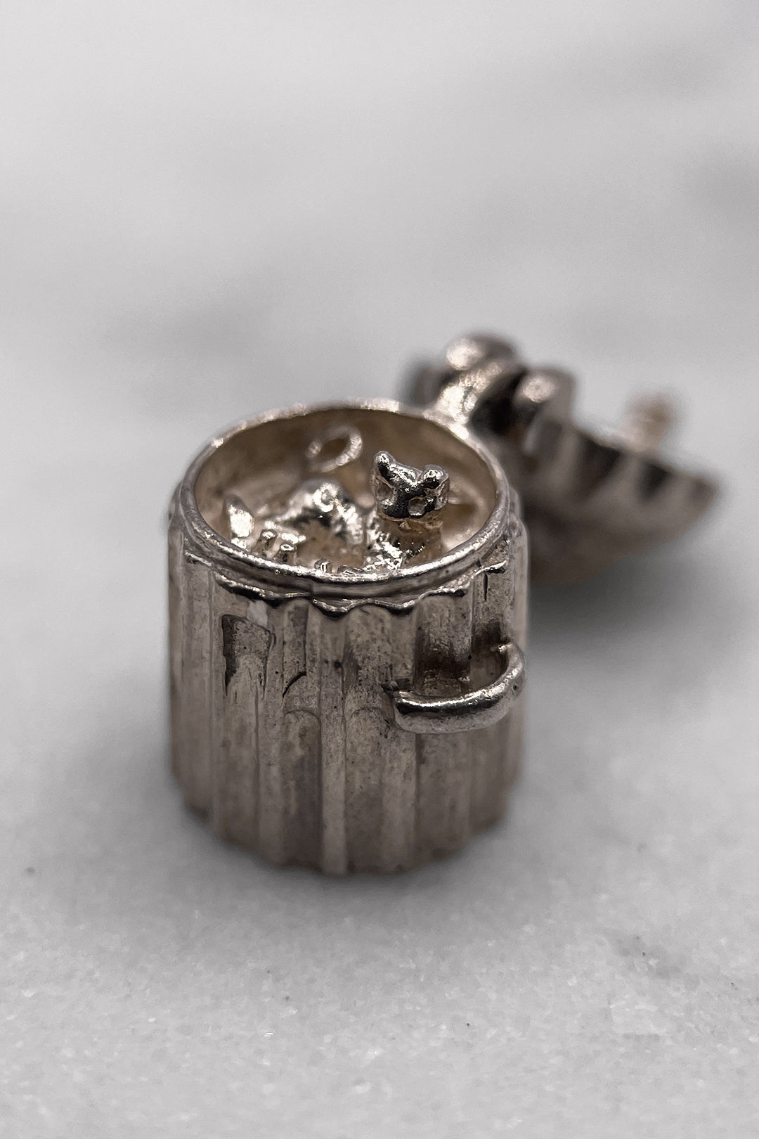 The Sleepy Stray Cat of the Dustbin Opening Vintage Charm (925 Sterling Silver, made circa 1950 - 1970)