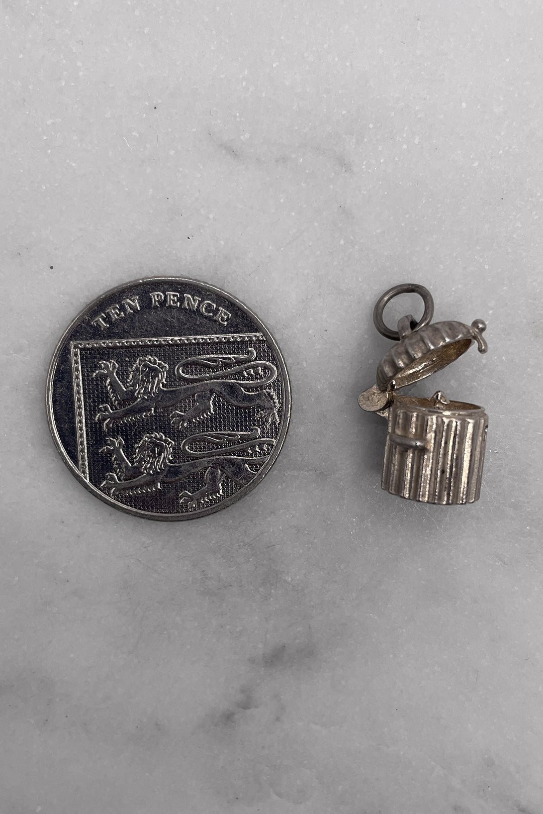 The Sleepy Stray Cat of the Dustbin Opening Vintage Charm (925 Sterling Silver, made circa 1950 - 1970)