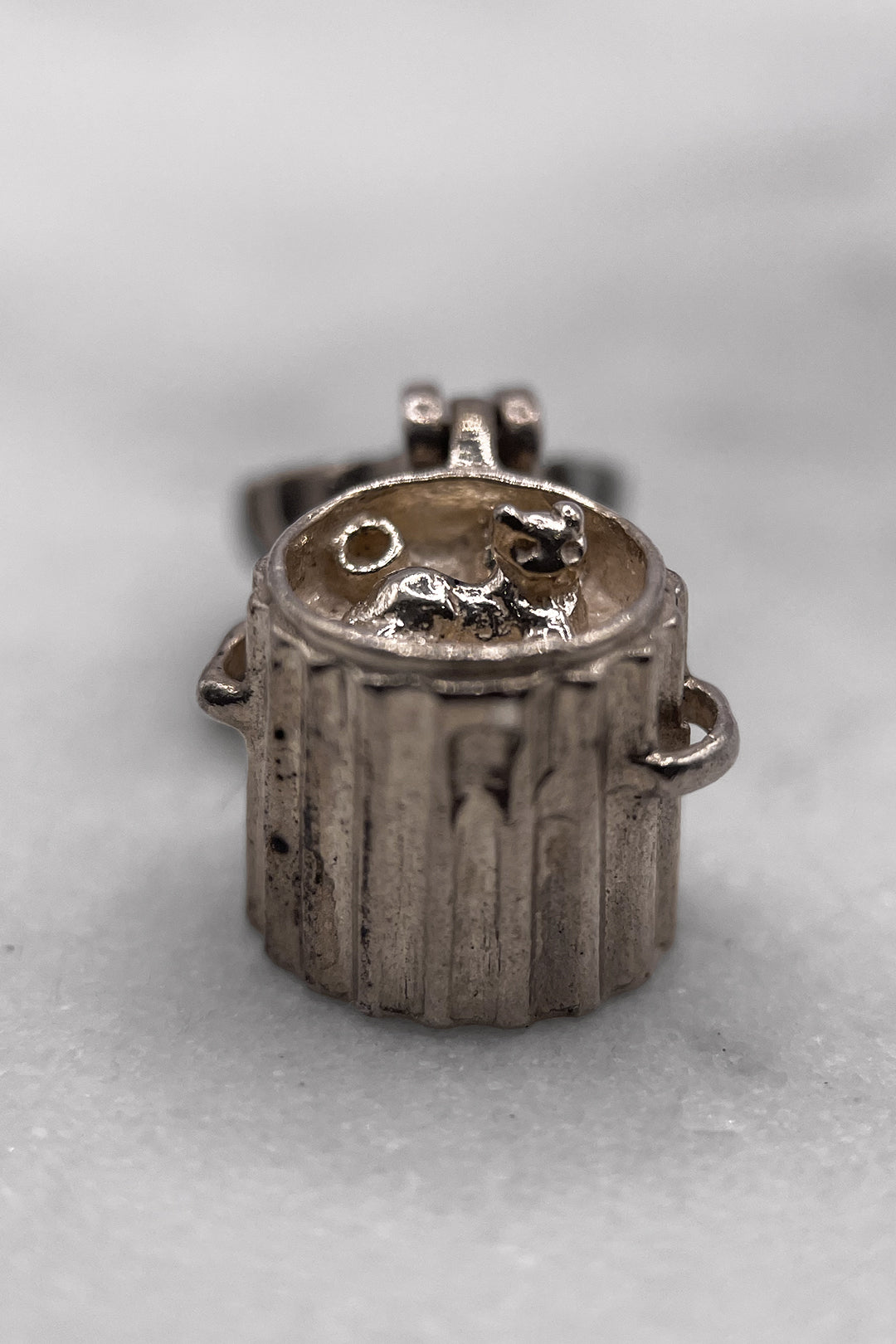 The Sleepy Stray Cat of the Dustbin Opening Vintage Charm (925 Sterling Silver, made circa 1950 - 1970)