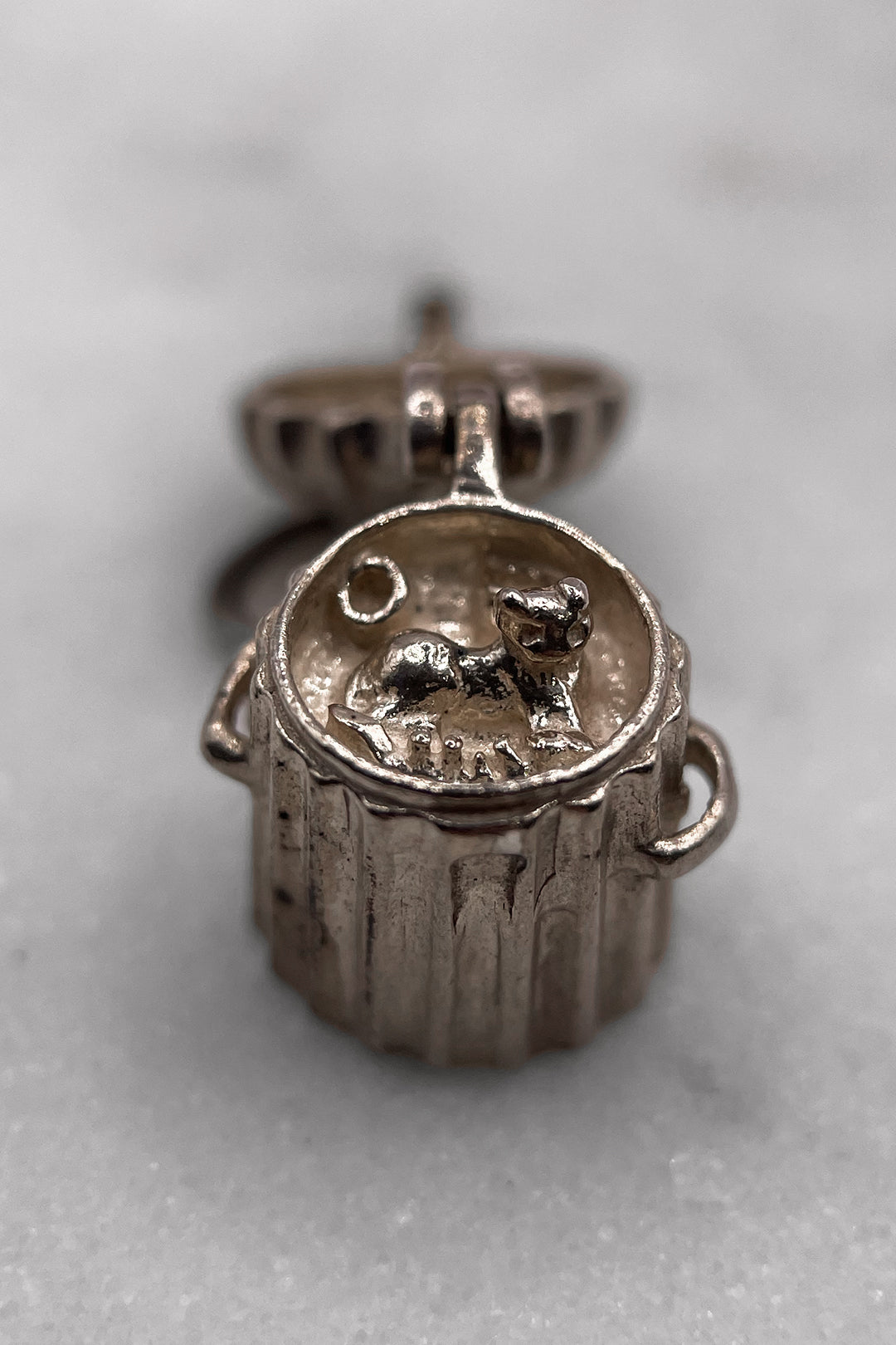 The Sleepy Stray Cat of the Dustbin Opening Vintage Charm (925 Sterling Silver, made circa 1950 - 1970)
