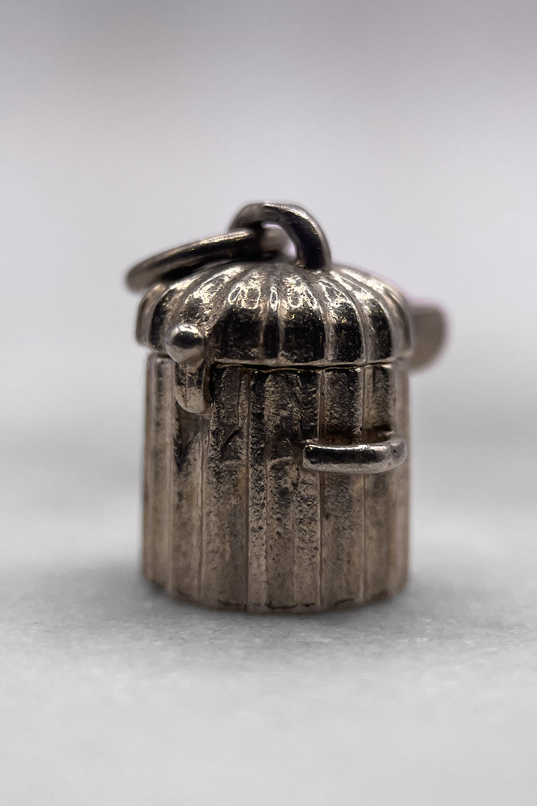 The Sleepy Stray Cat of the Dustbin Opening Vintage Charm (925 Sterling Silver, made circa 1950 - 1970)