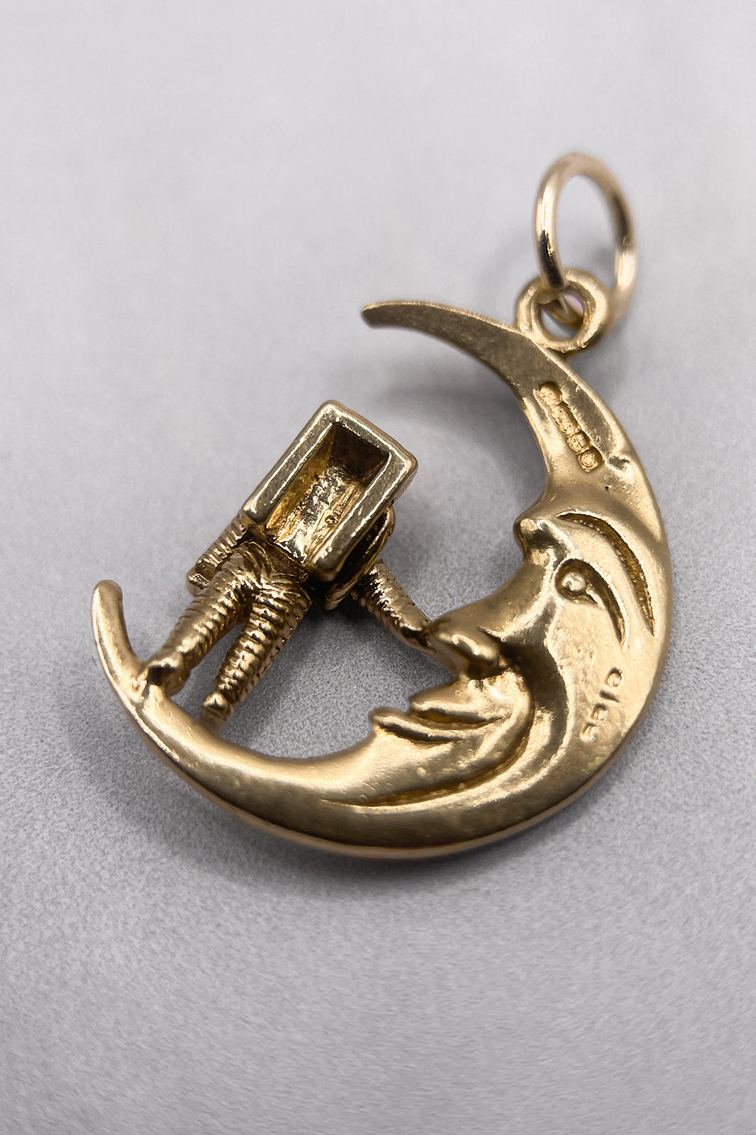 The Moon That Reached for the Stars Vintage Charm (375 9ct gold, made in 1976)