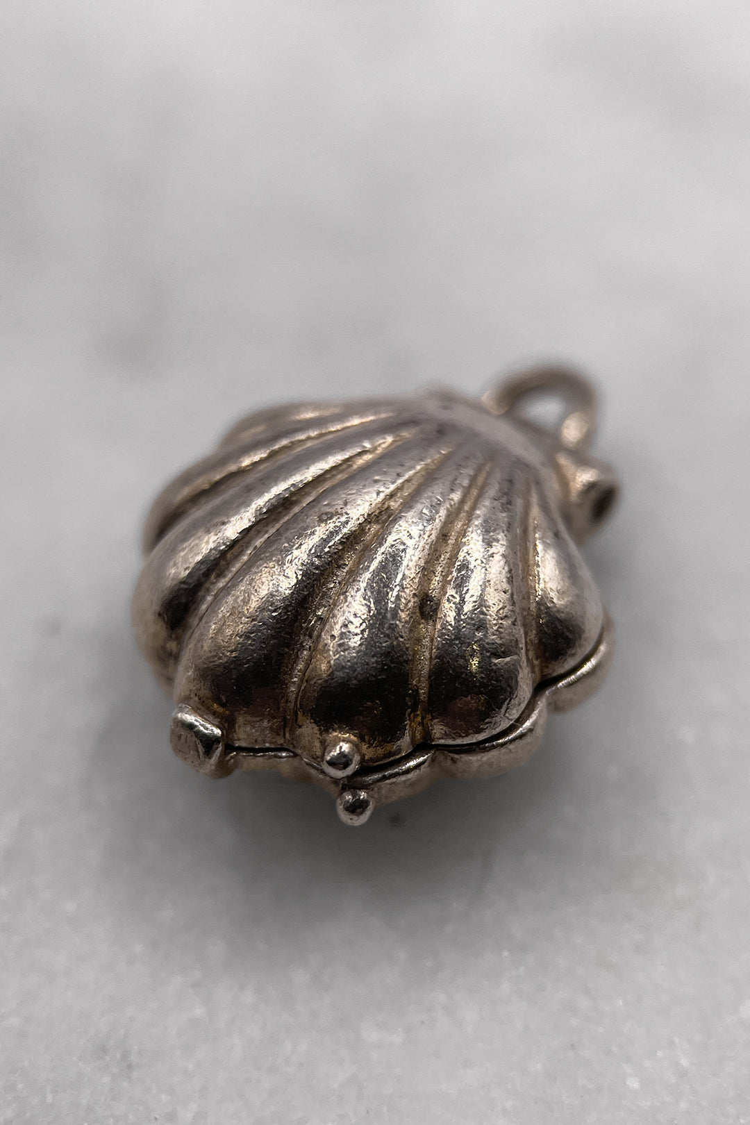 The Clam of the Ocean Opening Vintage Charm (925 Sterling Silver, made circa 1950 - 1970)