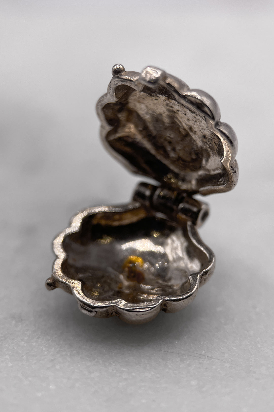 The Clam of the Ocean Opening Vintage Charm (925 Sterling Silver, made circa 1950 - 1970)