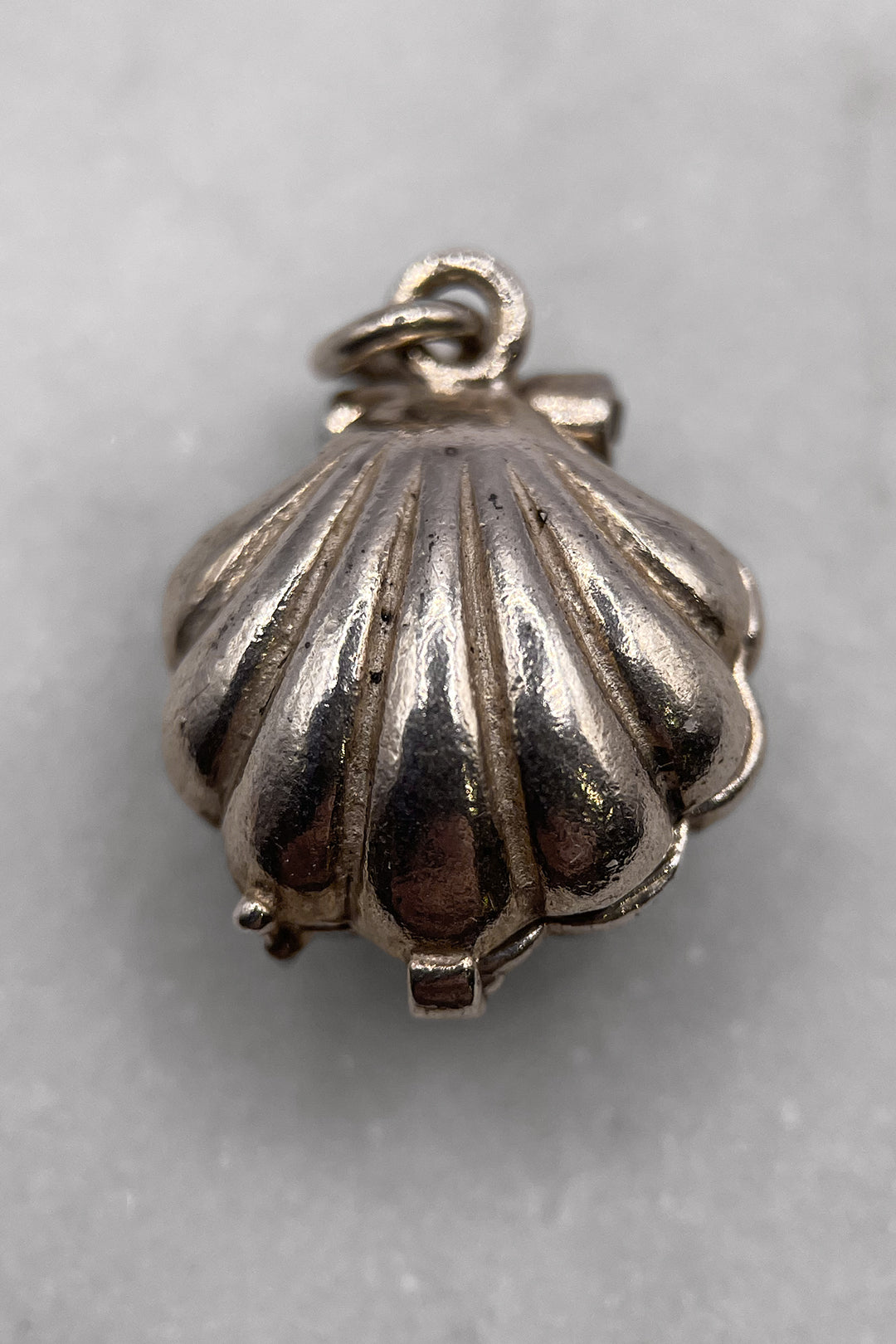 The Clam of the Ocean Opening Vintage Charm (925 Sterling Silver, made circa 1950 - 1970)