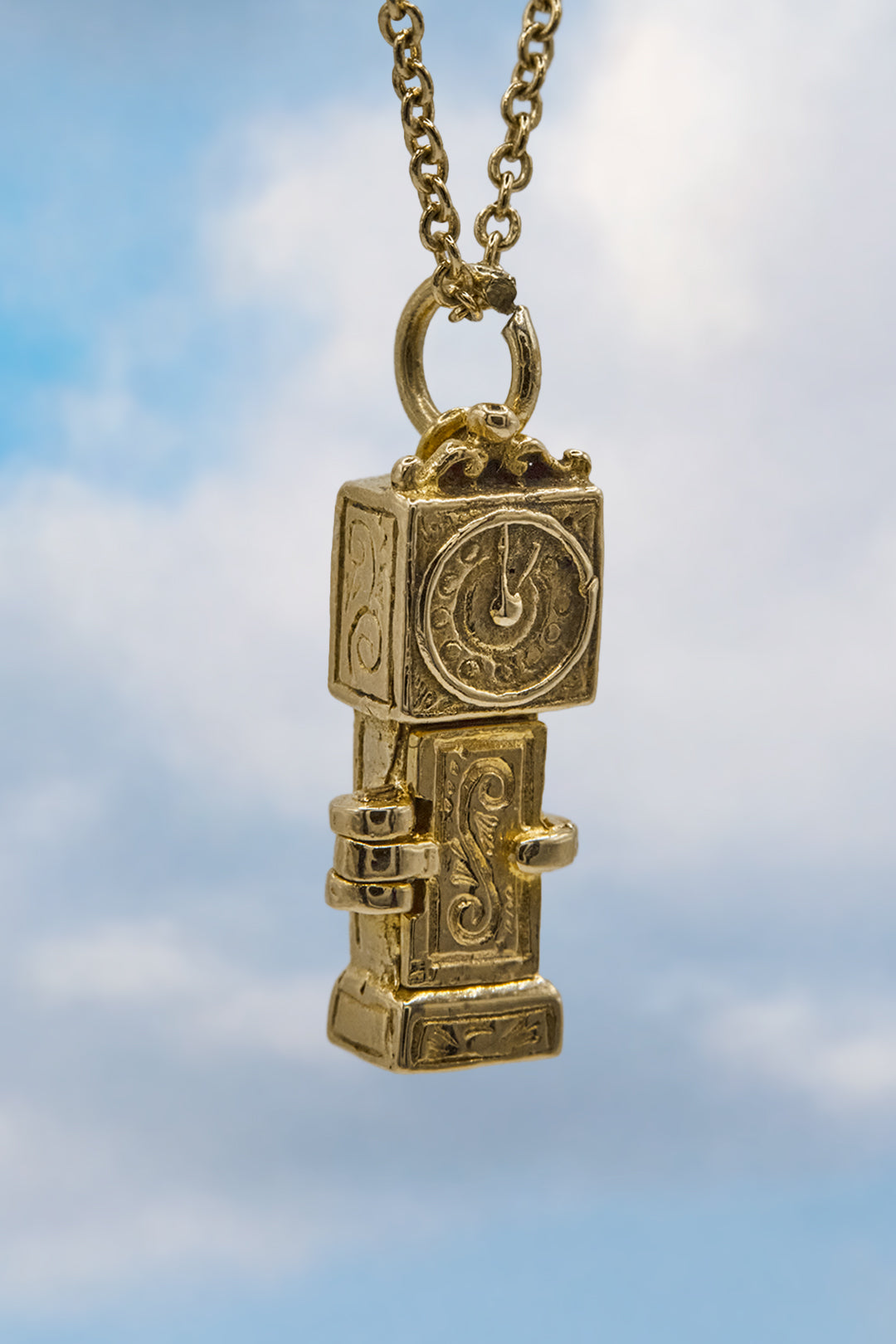 The Nursery Rhyme Opening Hickory Dickory Grandfather Clock Vintage Charm (375 9ct gold, made in 1977)