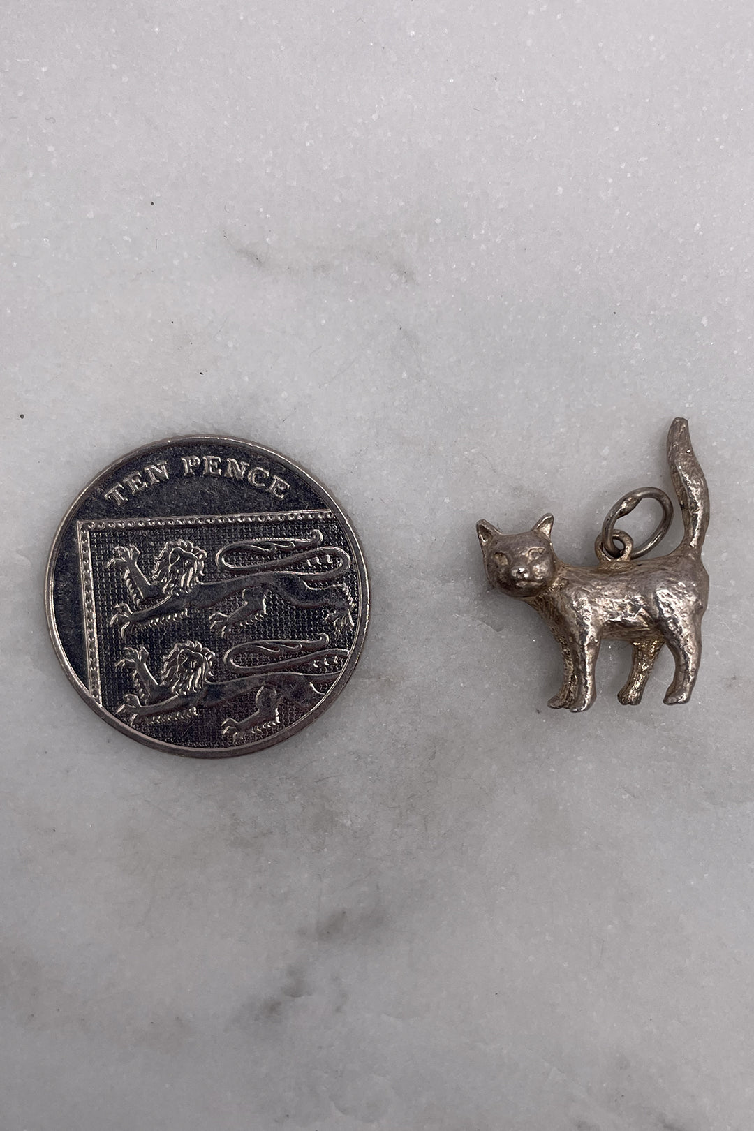 The Playful Cat of The Family House Vintage Charm (925 Sterling Silver, made circa 1950 - 1970)