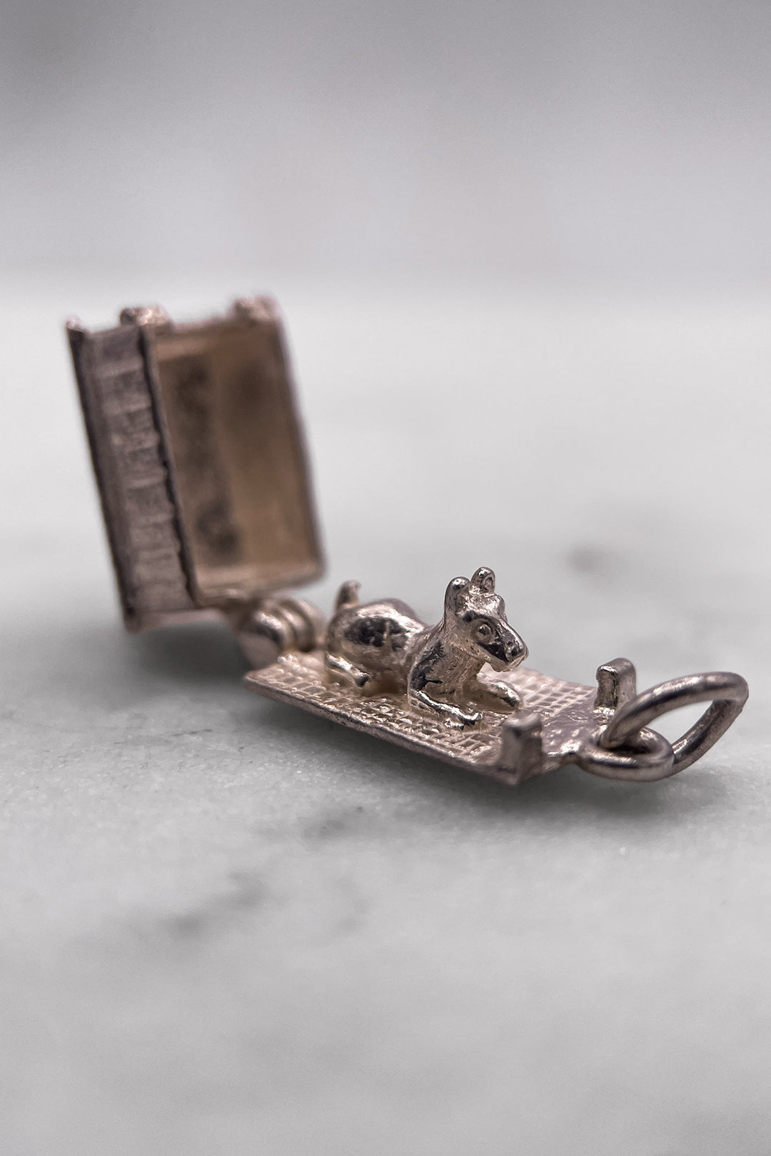 The Cosy Dog in the Kennel Opening Vintage Charm (925 Sterling Silver, made circa 1950 - 1970)