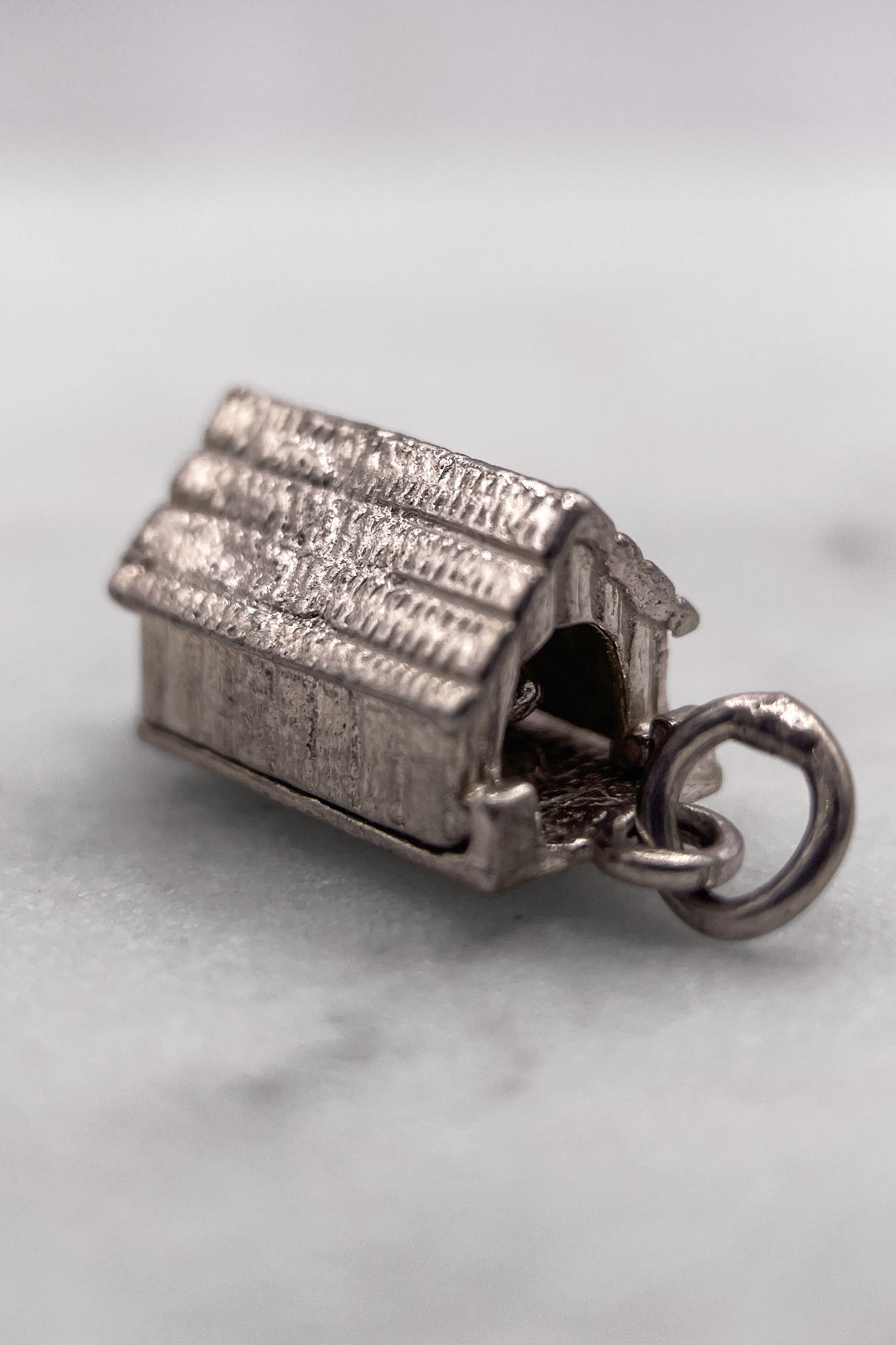 The Cosy Dog in the Kennel Opening Vintage Charm (925 Sterling Silver, made circa 1950 - 1970)