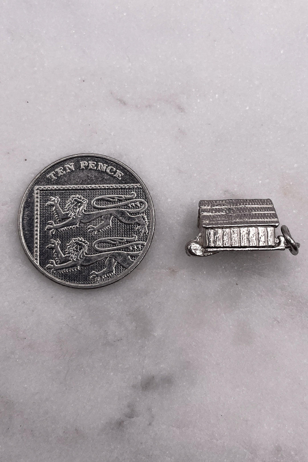 The Cosy Dog in the Kennel Opening Vintage Charm (925 Sterling Silver, made circa 1950 - 1970)