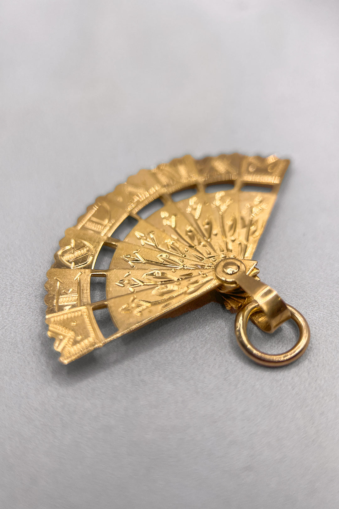 The Articulated Exotic Spanish Abanico Fan of Elegance Vintage Charm (375 9ct vintage gold)