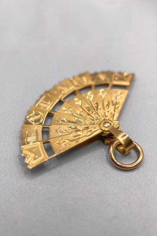 The Articulated Exotic Spanish Abanico Fan of Elegance Vintage Charm (375 9ct vintage gold)