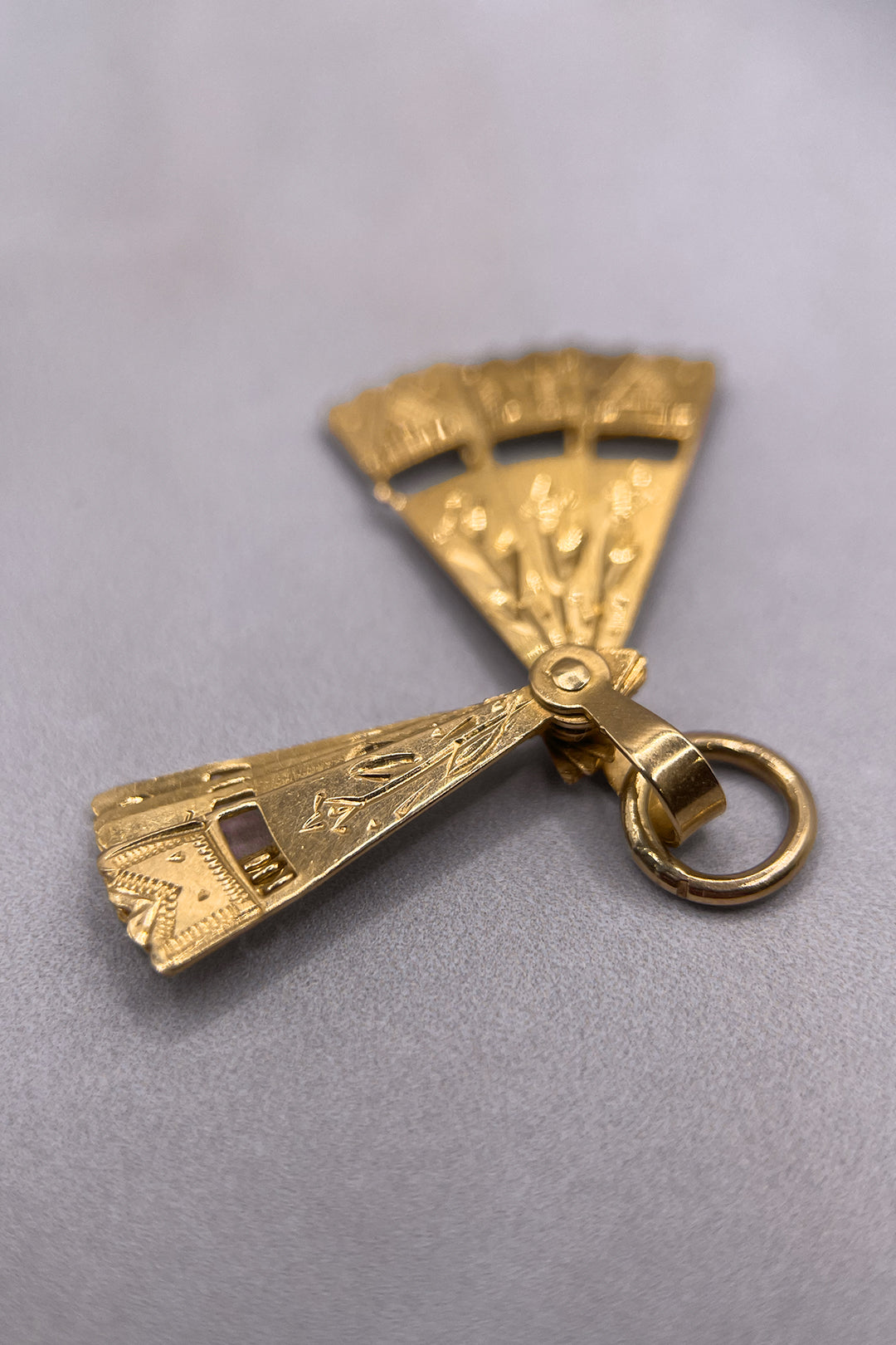 The Articulated Exotic Spanish Abanico Fan of Elegance Vintage Charm (375 9ct vintage gold)